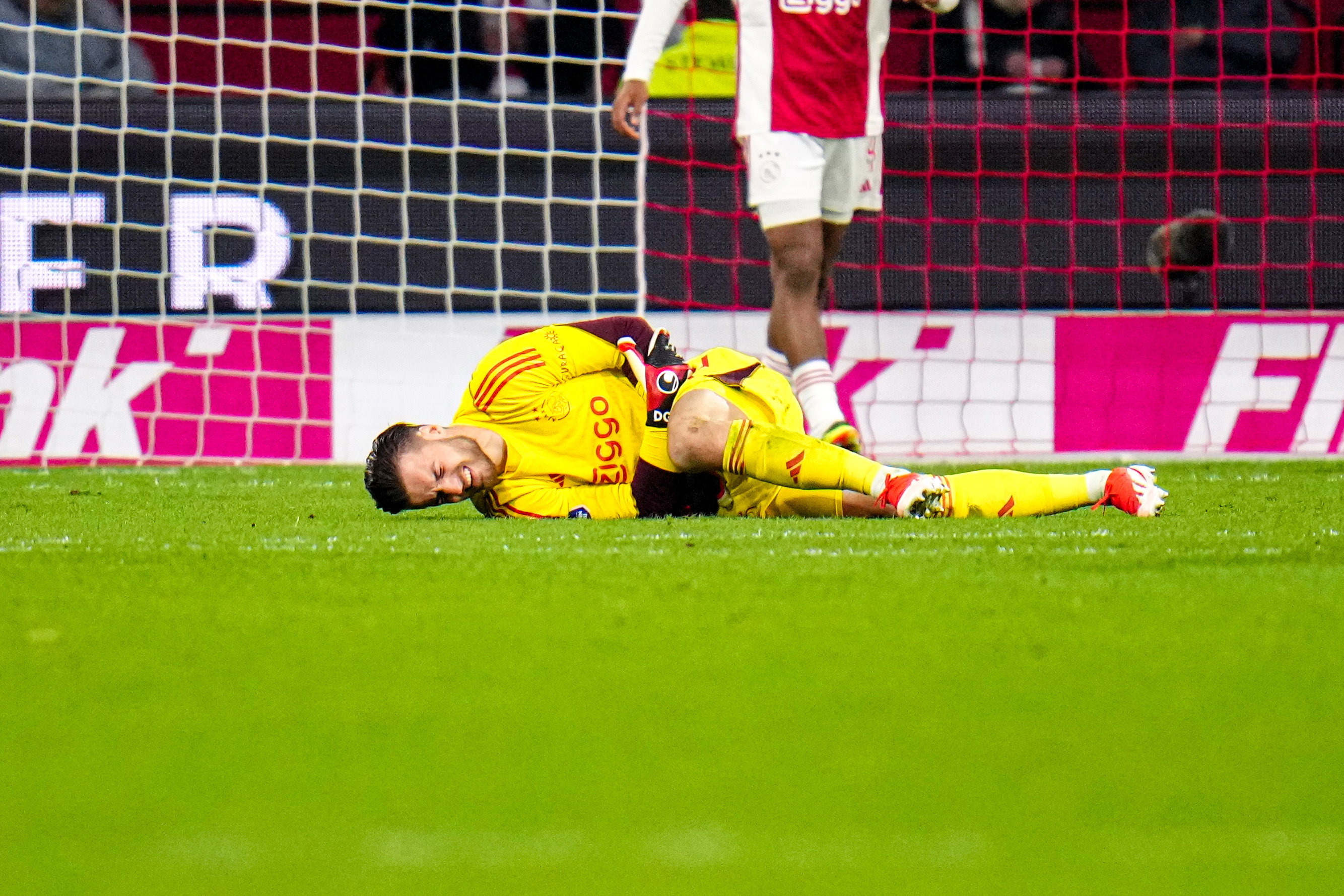 Diant Ramaj ligt geblesseerd op het veld