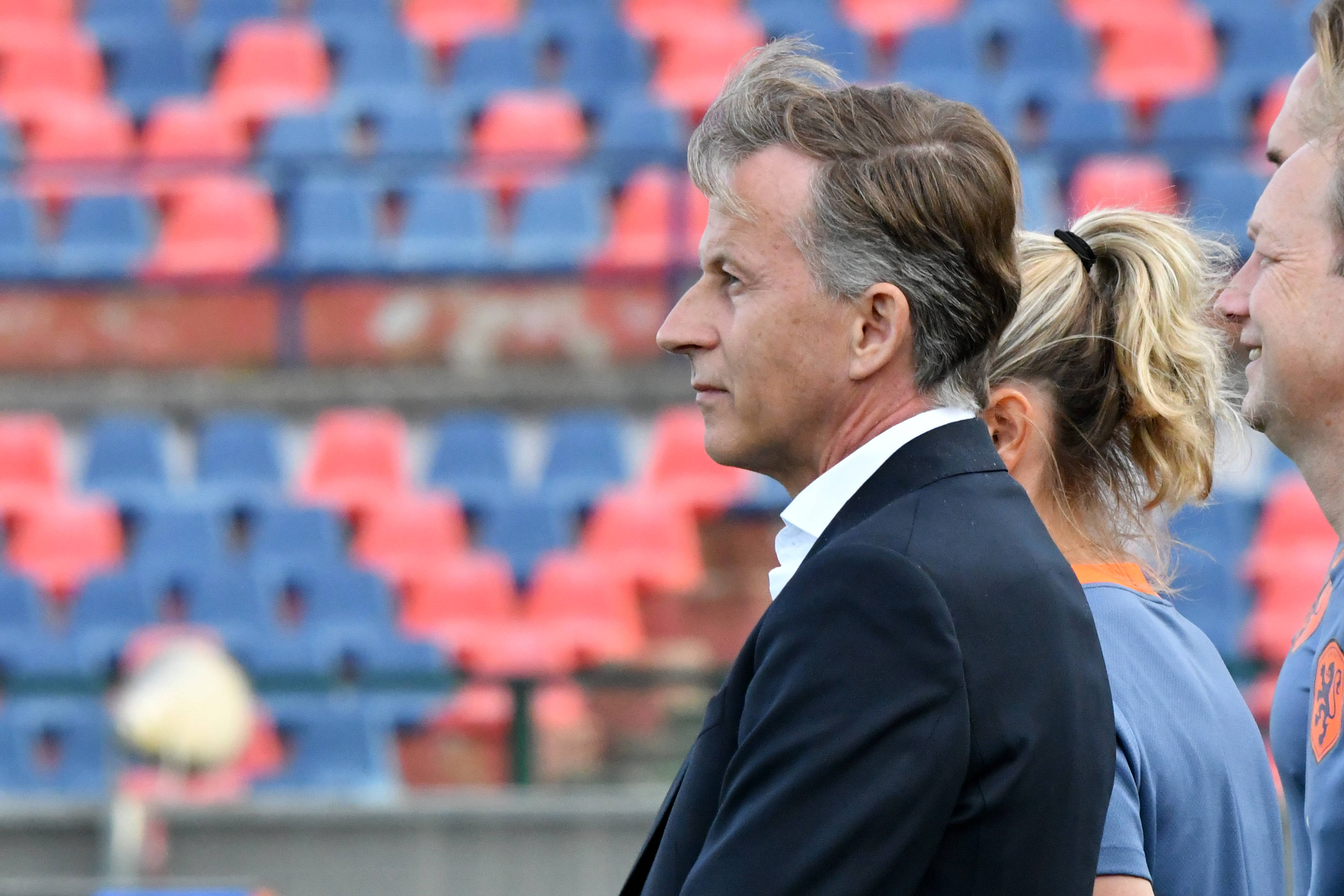 Andries Jonker langs de lijn in Italië