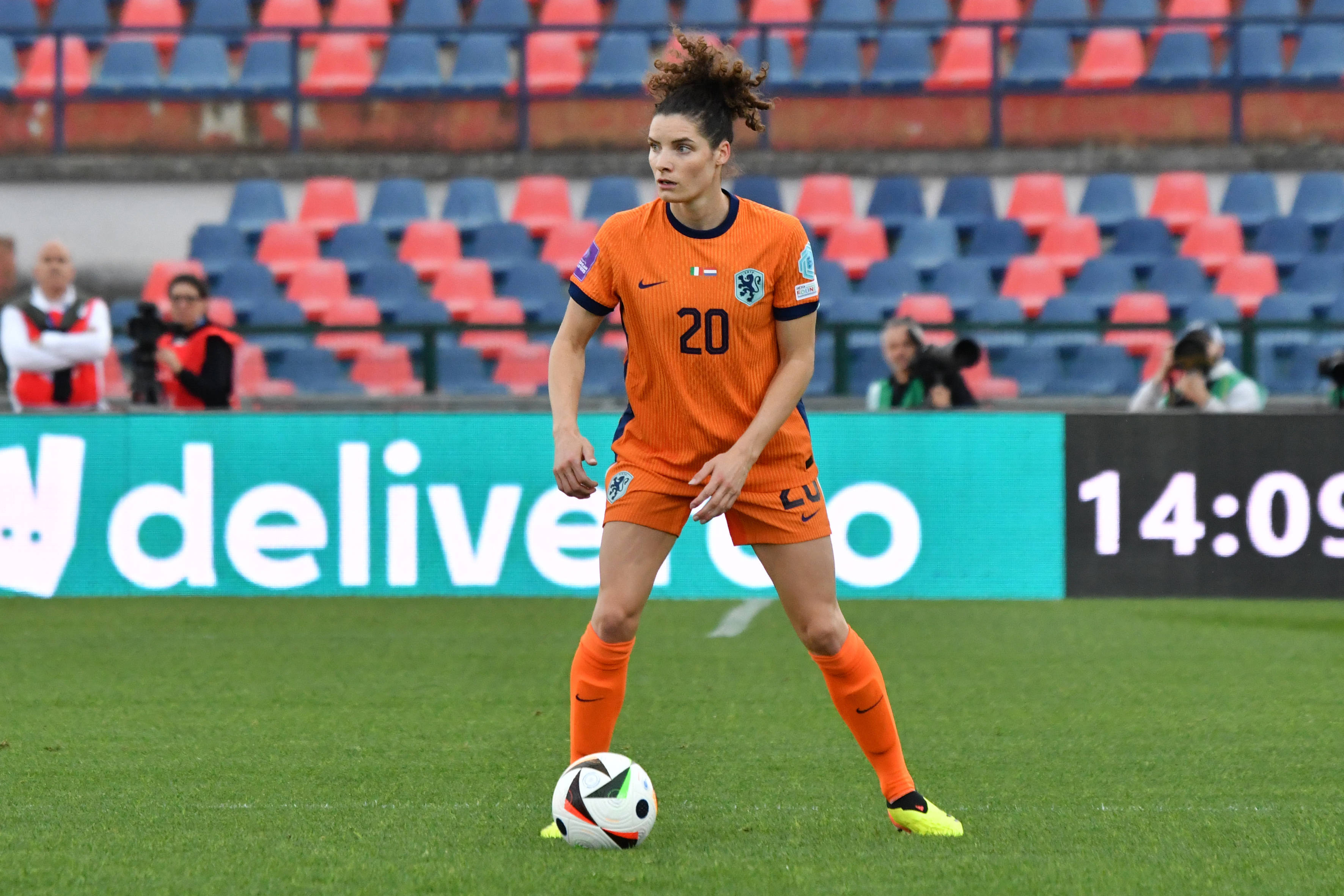 Dominique Janssen aan de bal namens de OranjeLeeuwinnen