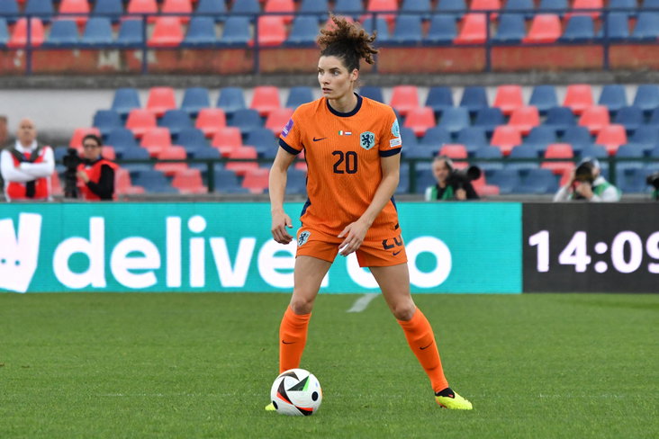 Dominique Janssen aan de bal namens de OranjeLeeuwinnen