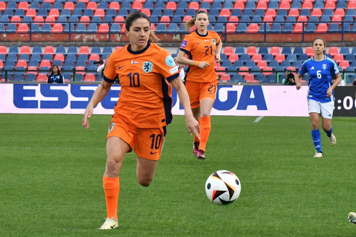 Daniëlle van de Donk in actie namens de OranjeLeeuwinnen