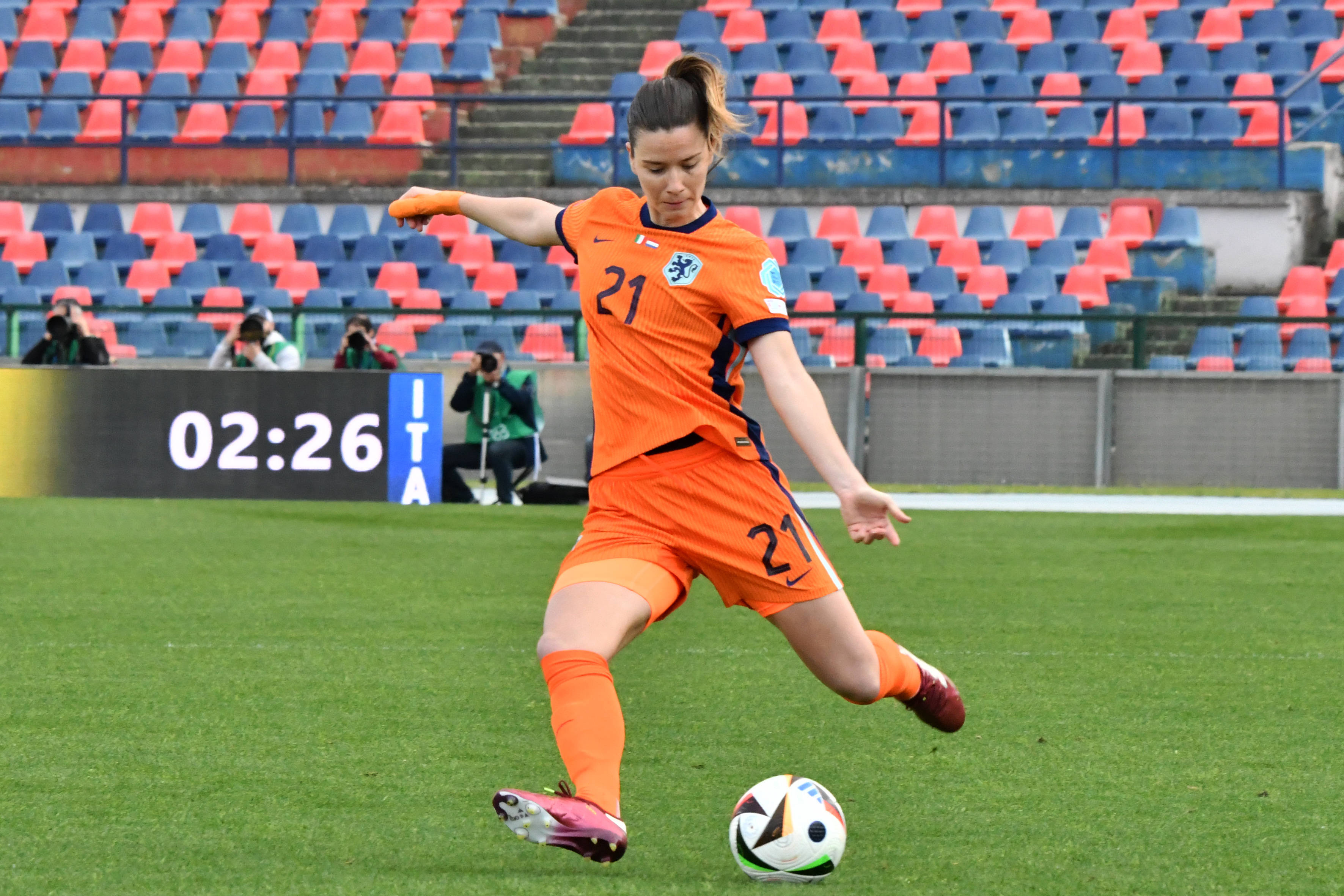 Damaris Egurrola aan de bal namens de OranjeLeeuwinnen