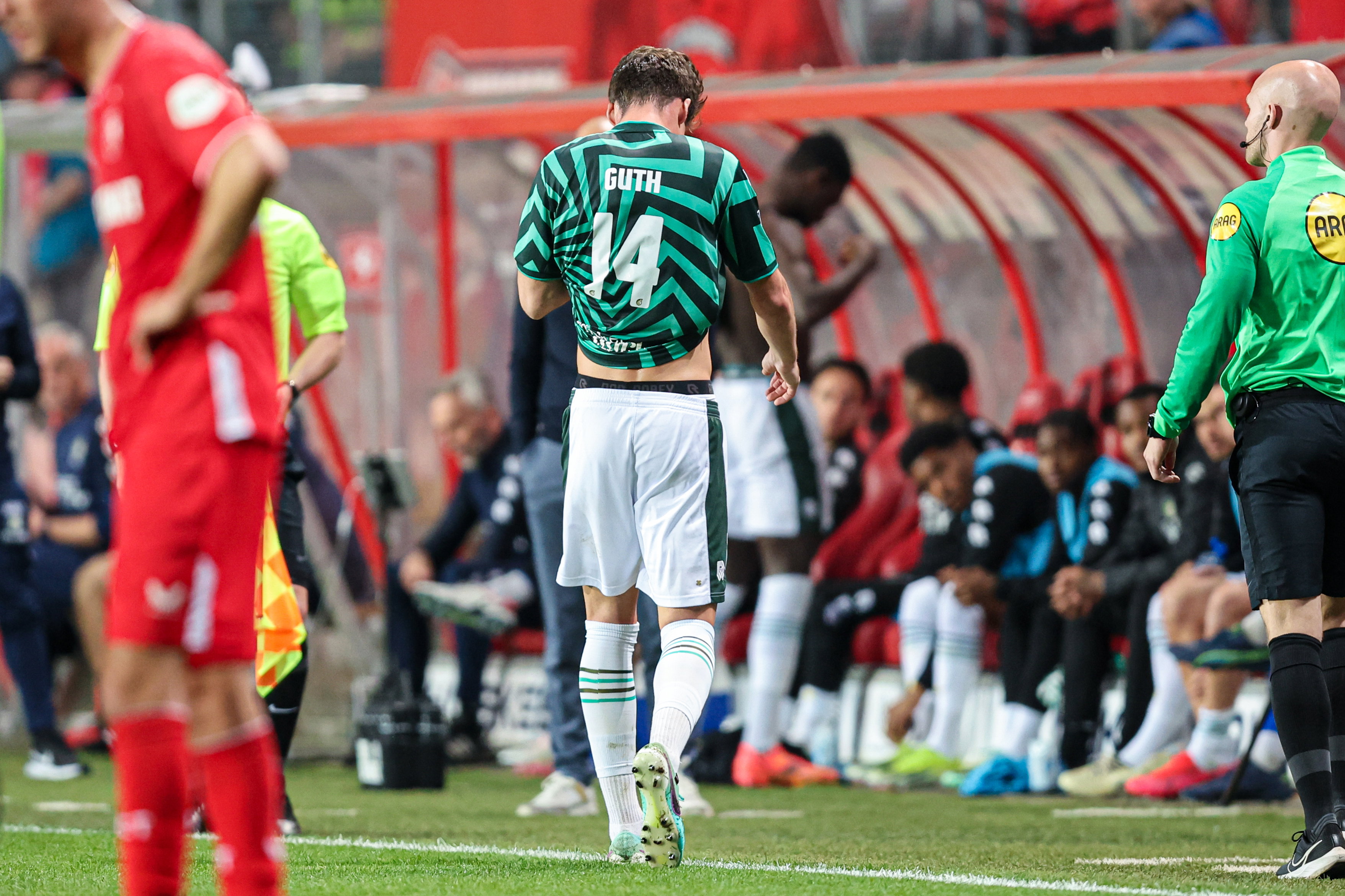 Rodrigo Guth verlaat het veld na zijn rode kaart tegen FC Twente