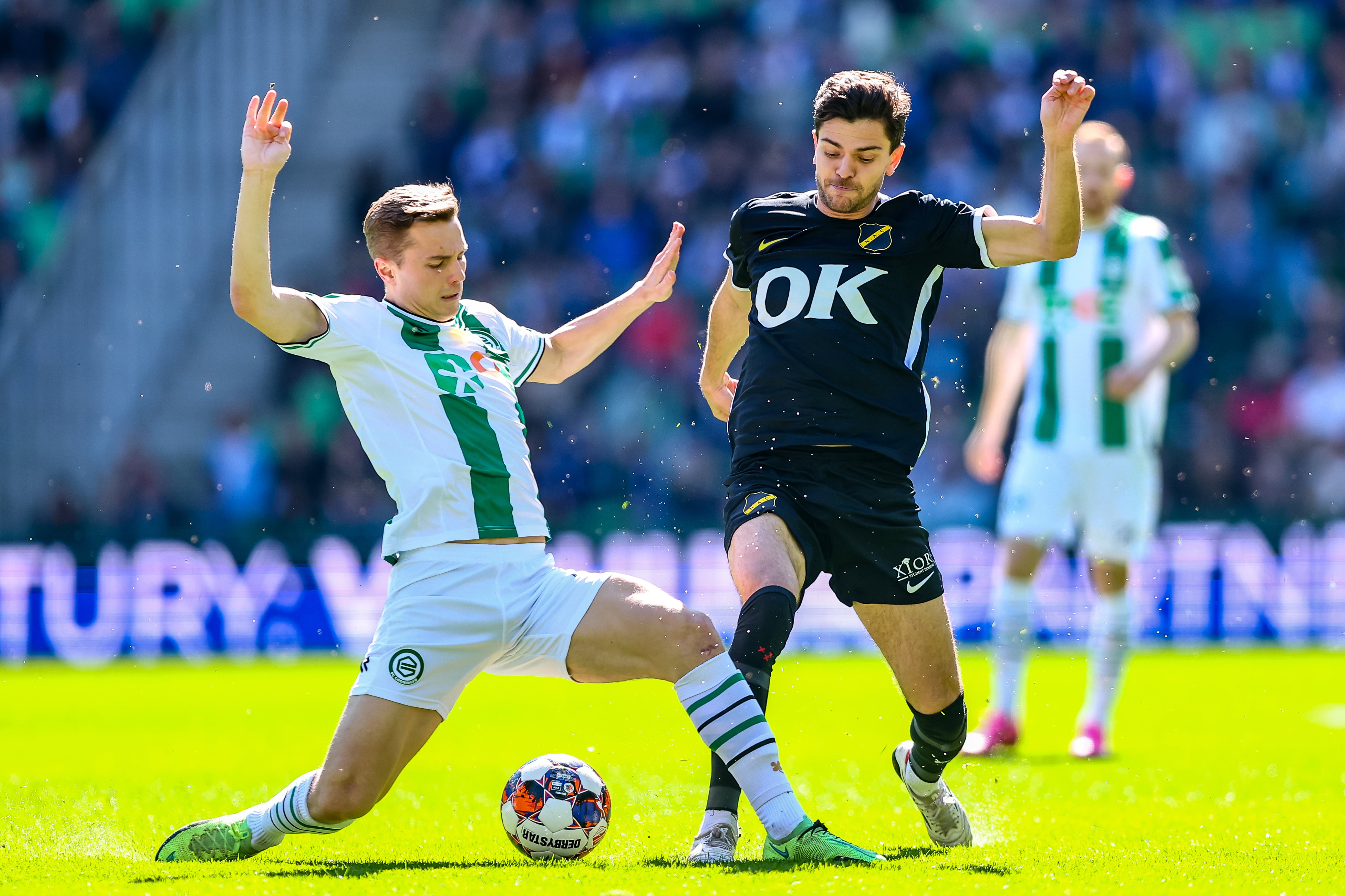 Een duel tussen FC Groningen en NAC