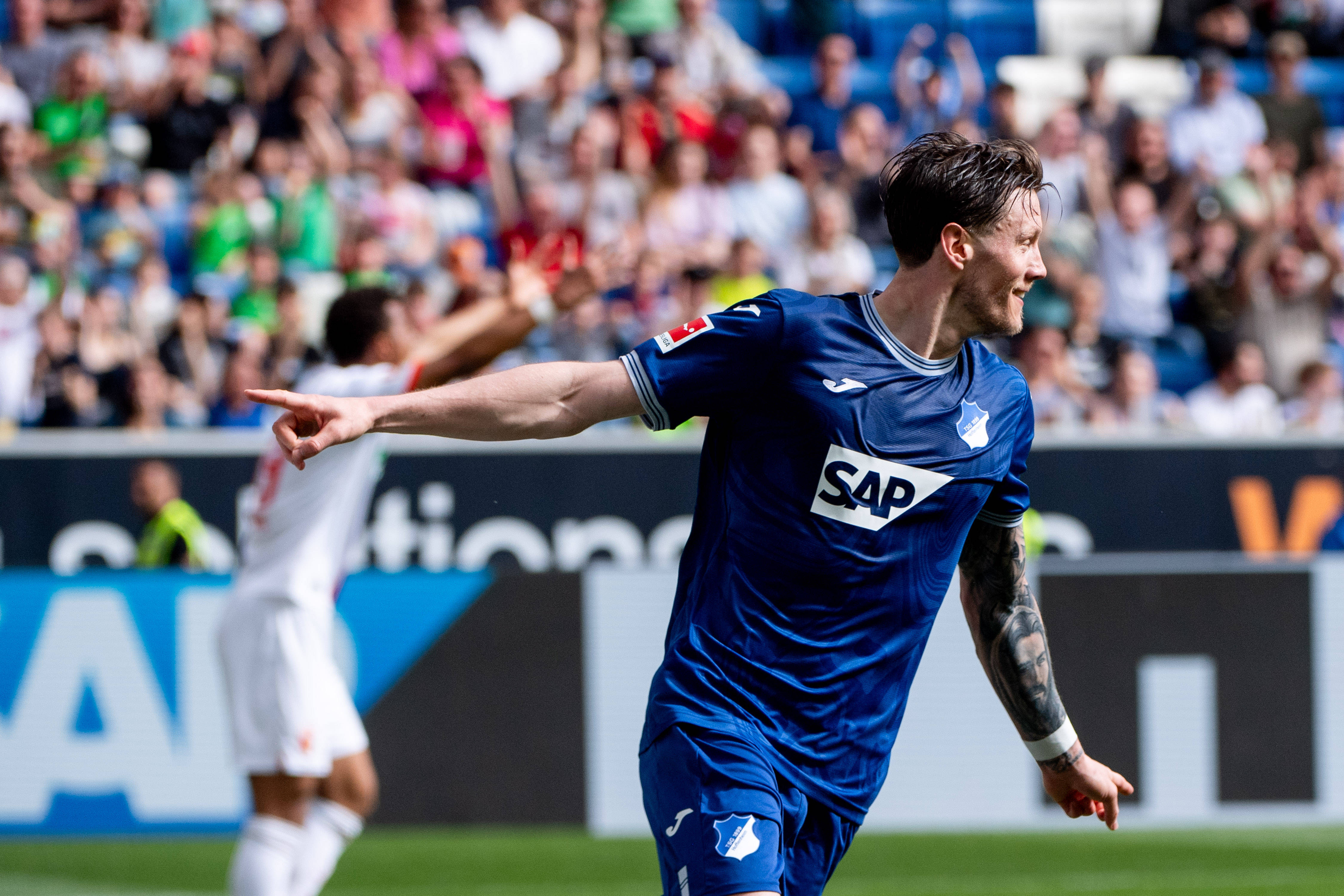 Wout Weghorst viert treffer