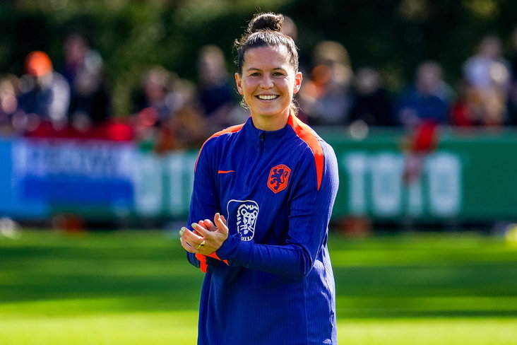 Merel van Dongen op de training van de OranjeLeeuwinnen