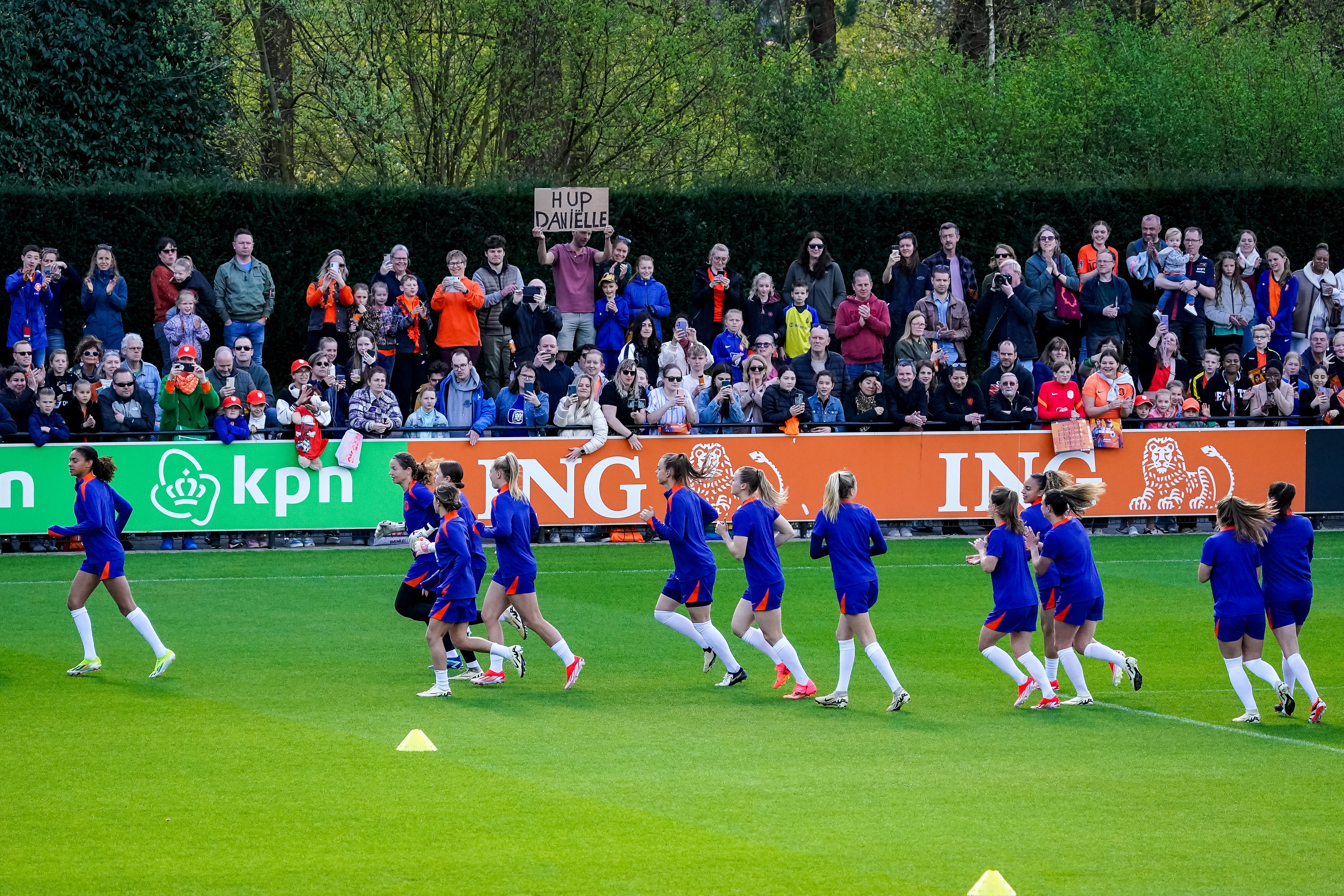 De OranjeLeeuwinnen tijdens een open training op de KNVB Campus