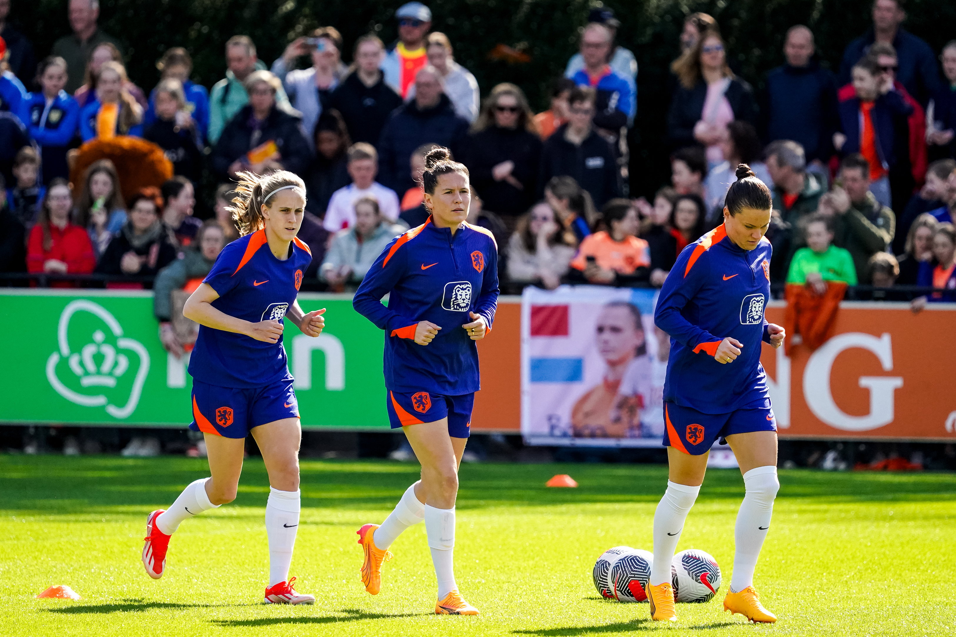 De OranjeLeeuwinnen tijdens een open training op de KNVB Campus
