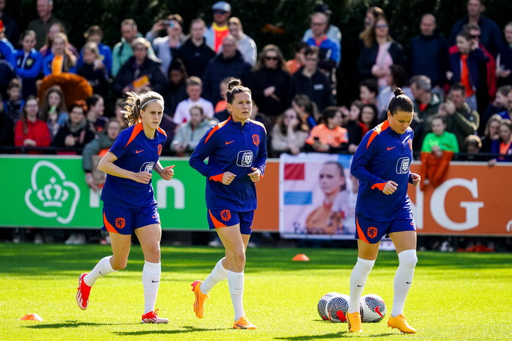 De OranjeLeeuwinnen tijdens een open training op de KNVB Campus