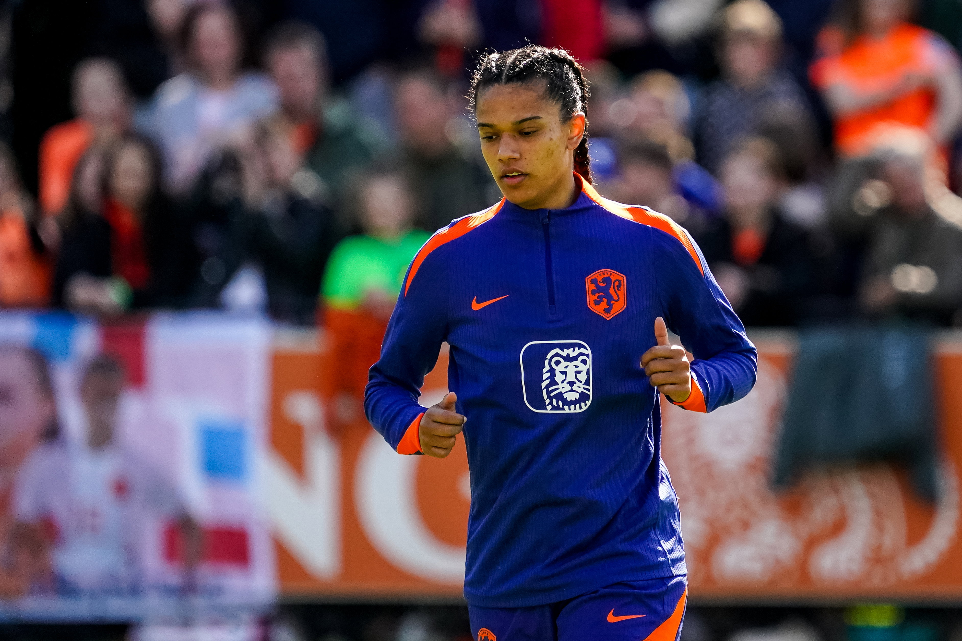 Esmee Brugts op de training van de OranjeLeeuwinnen