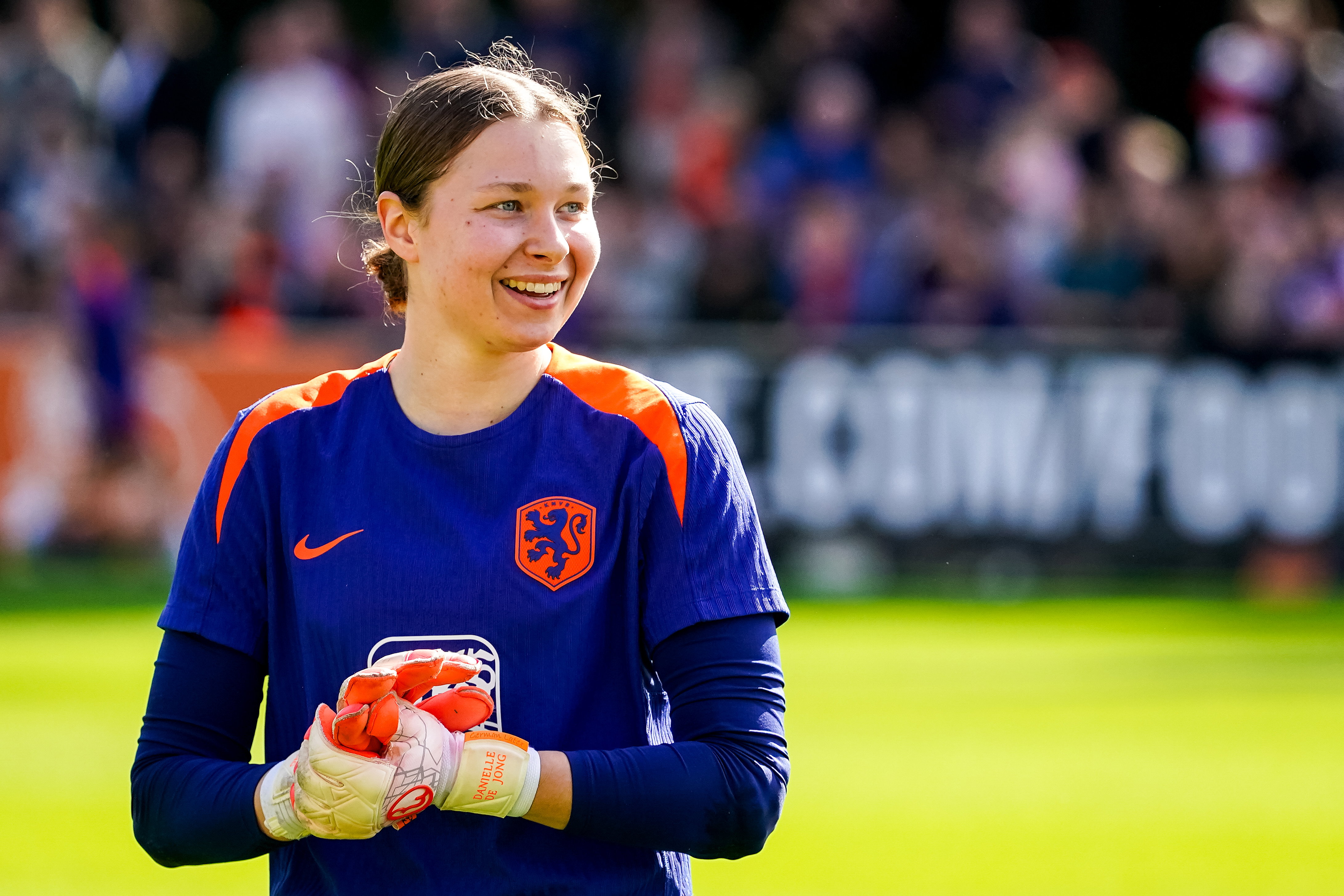 Daniëlle de Jong op de training van de OranjeLeeuwinnen