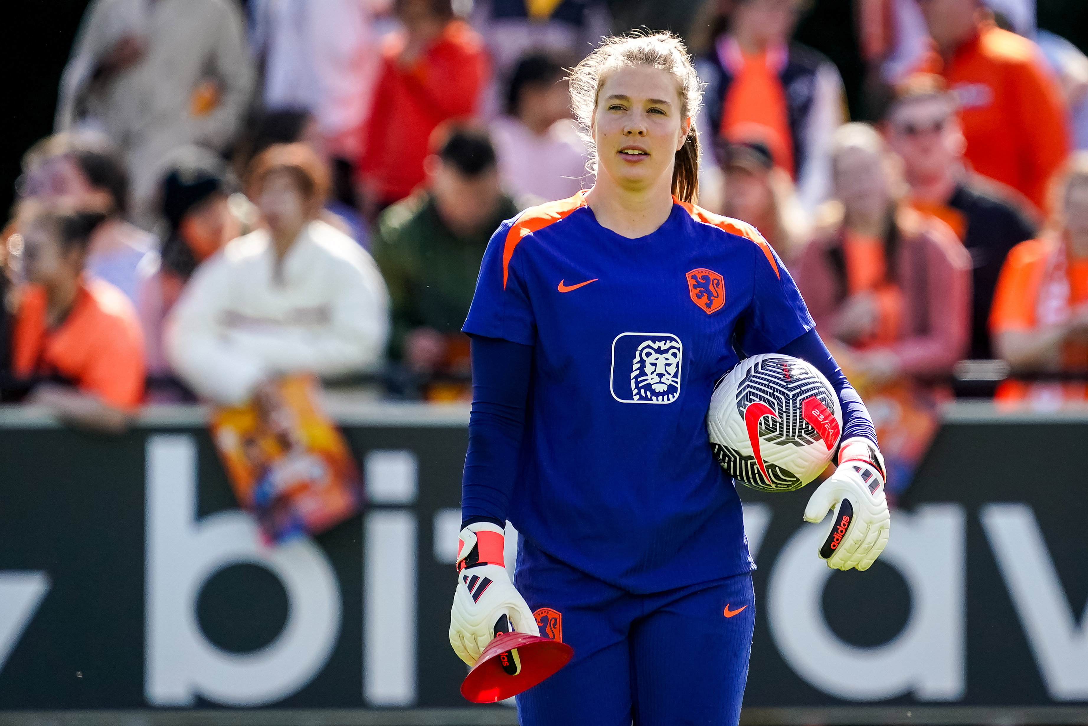 Lize Kop op de training van de OranjeLeeuwinnen