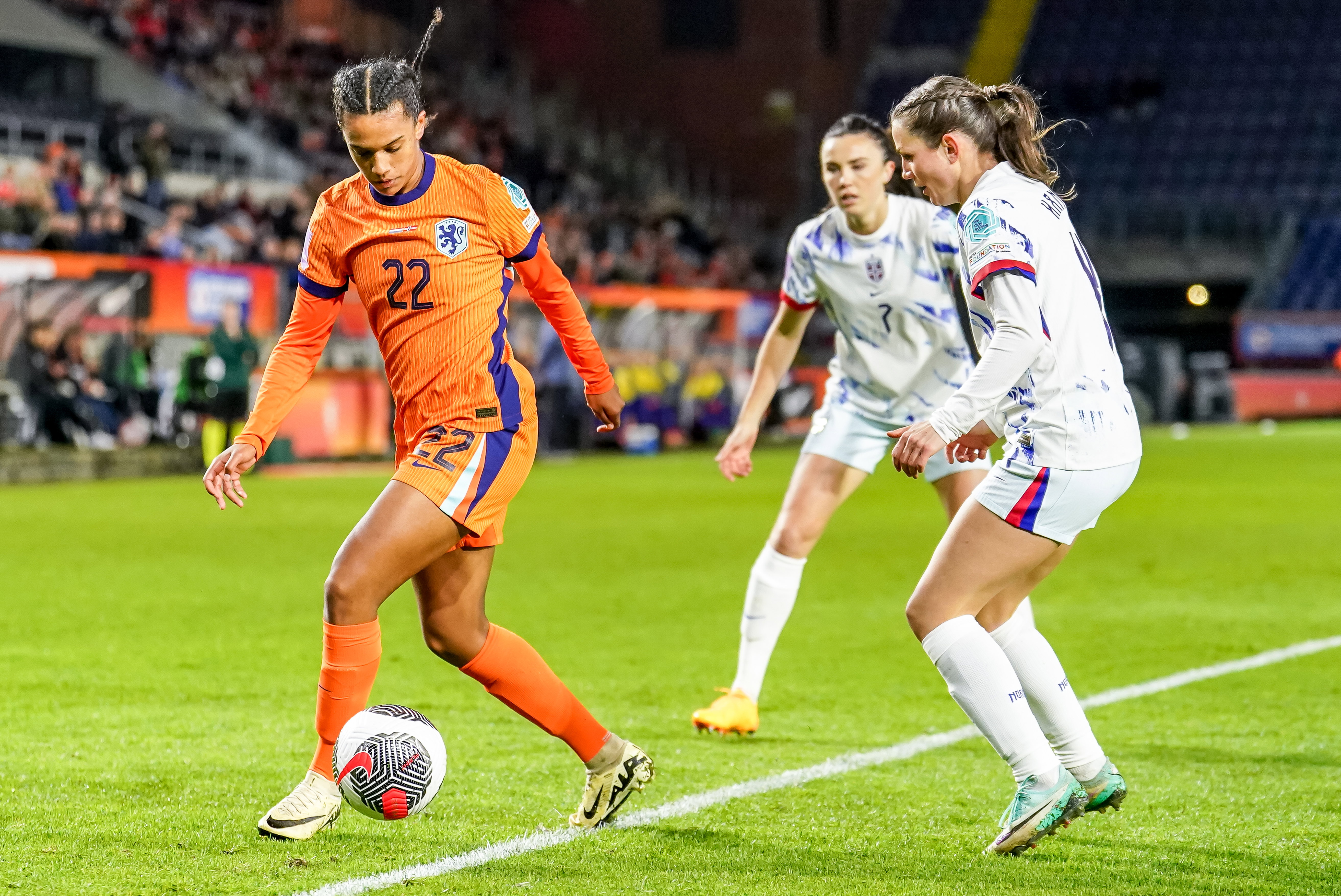 Esmee Brugts in actie namens de OranjeLeeuwinnen tegen Noorwegen