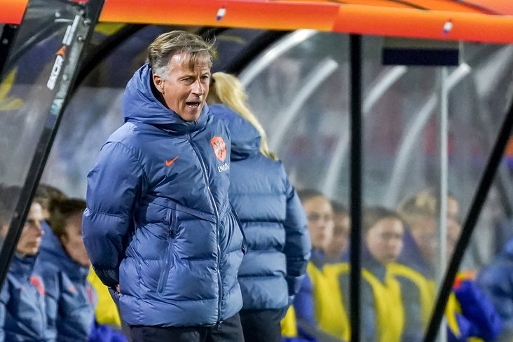 Andries Jonker langs de lijn bij de OranjeLeeuwinnen