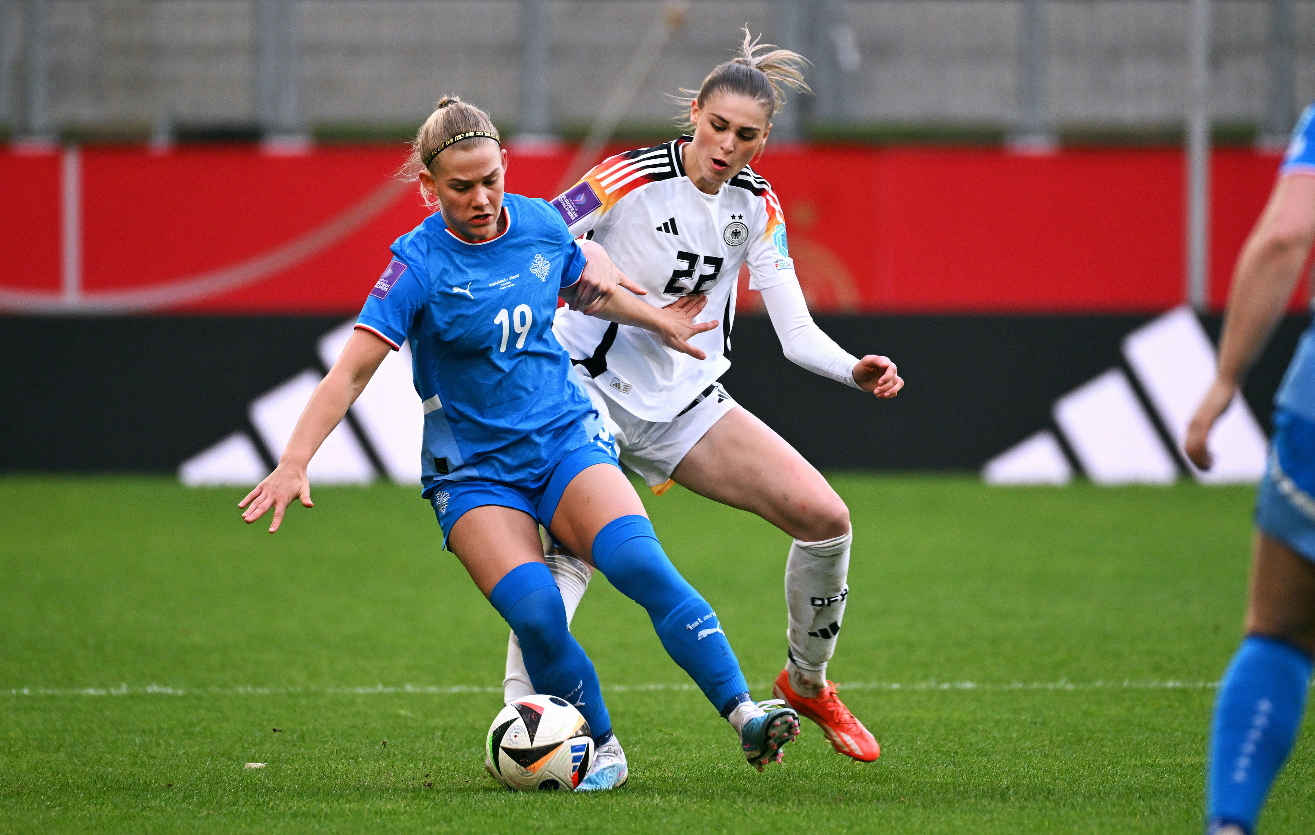 Amanda Andradóttir namens IJsland in actie tegen Duitsland