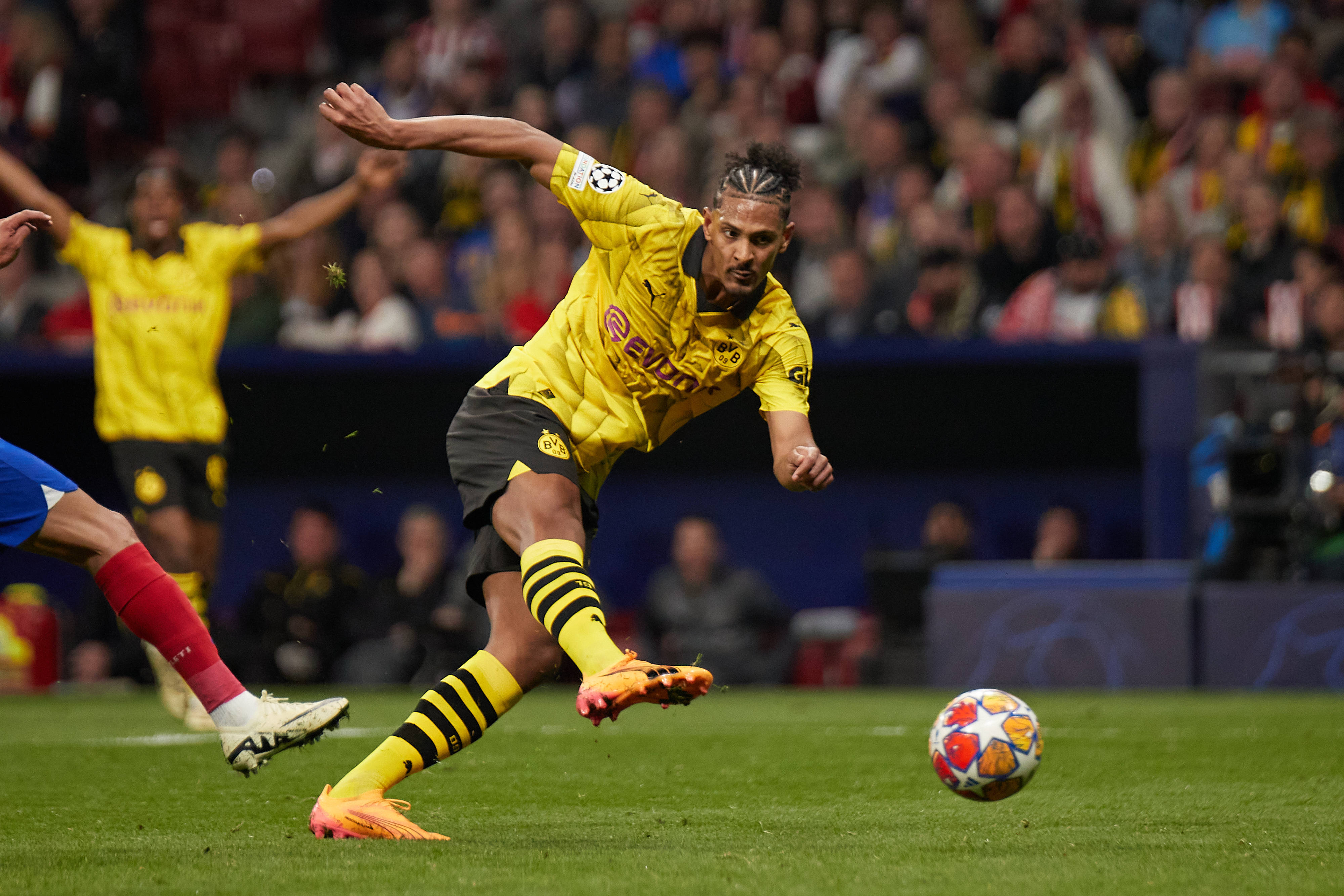 Sebastien Haller in actie voor Borussia Dortmund