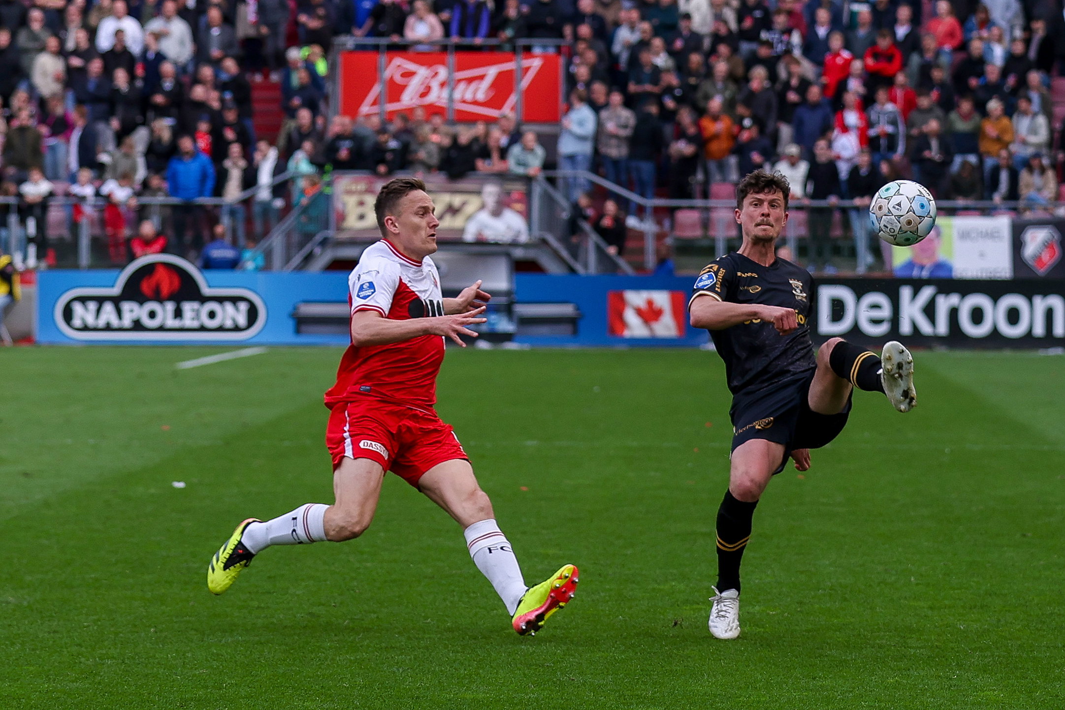 Jens Toornstra in actie tegen Go Ahead Eagles