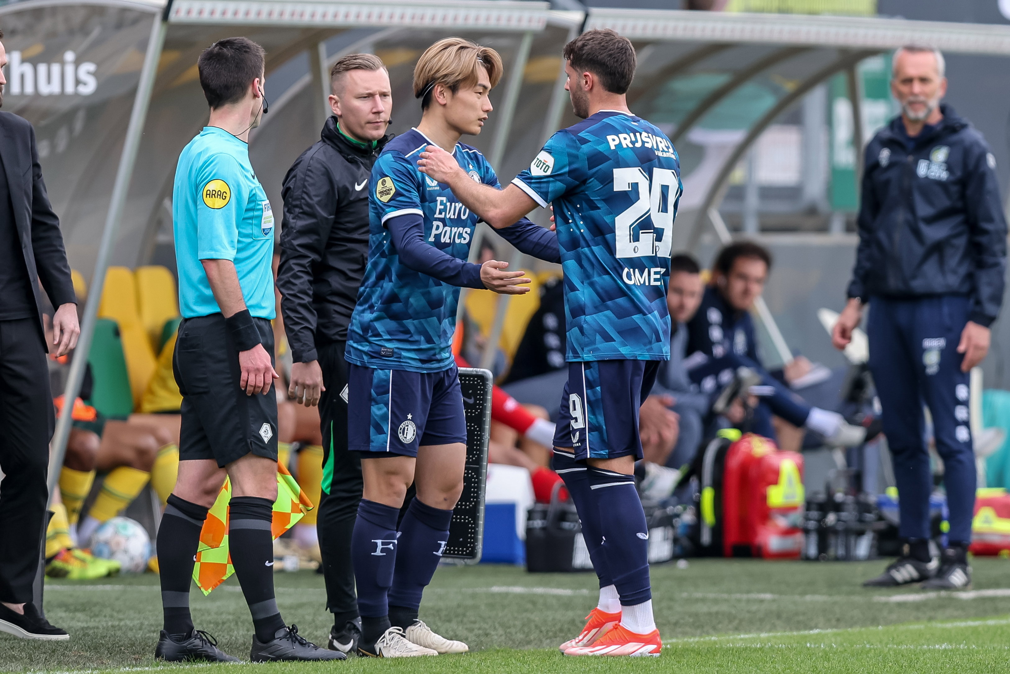 Santiago Giménez en Ayase Ueda