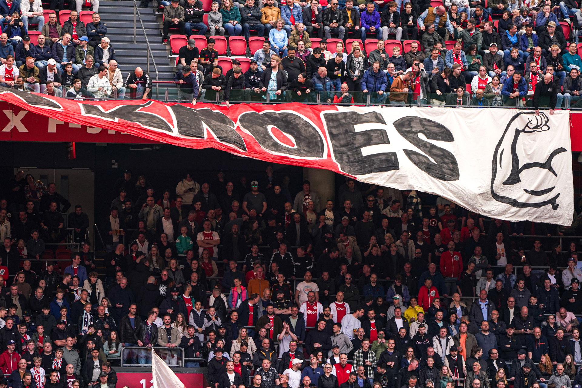 Een spandoek voor Alex Kroes