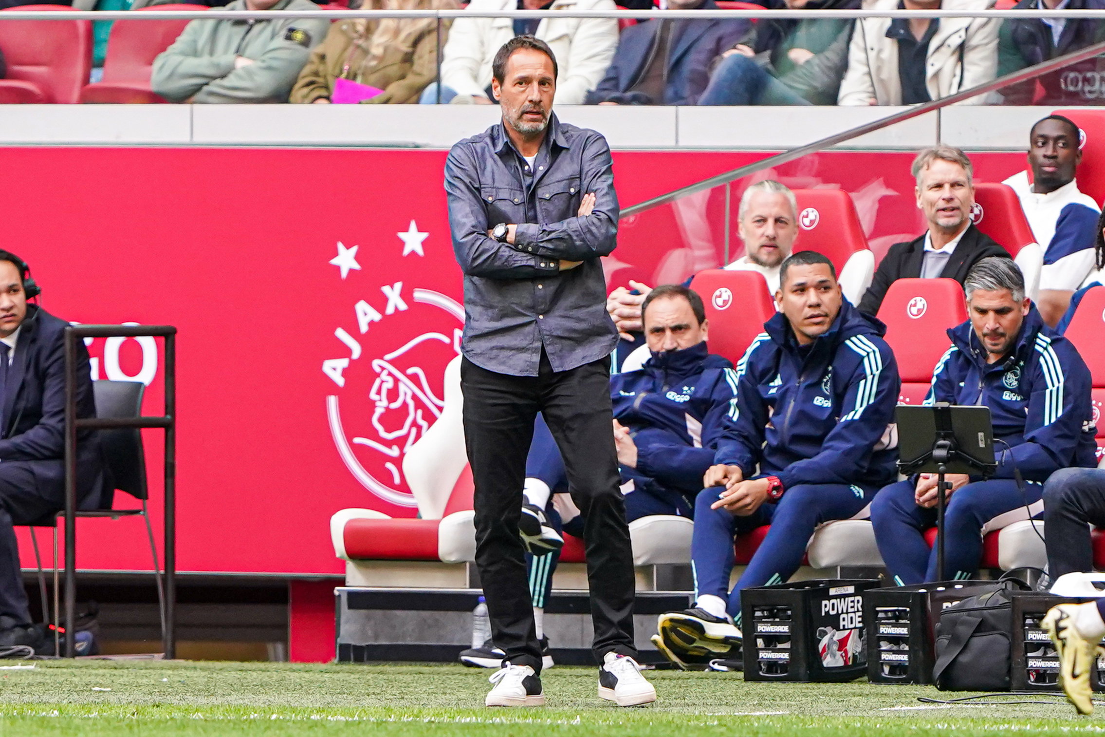 John van 't Schip langs de lijn in de Johan Cruijff ArenA