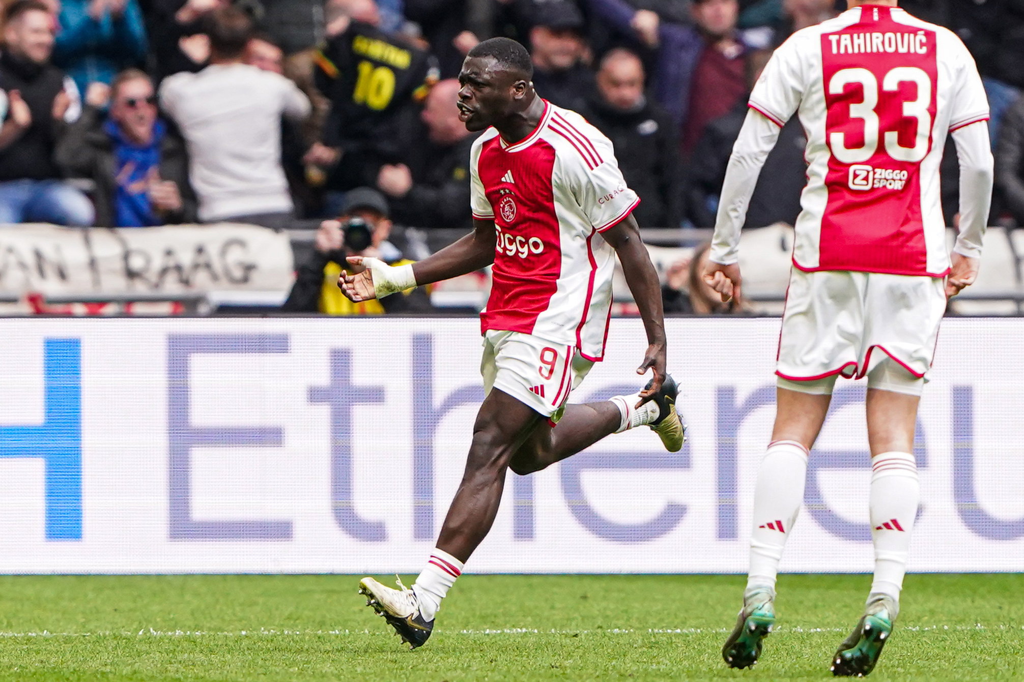 Brian Brobbey juicht