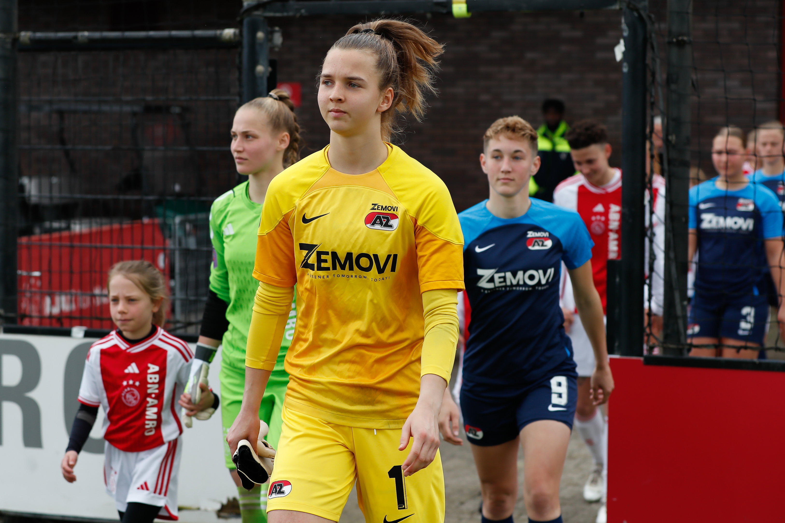 Femke Liefting loopt het veld op bij Ajax - AZ