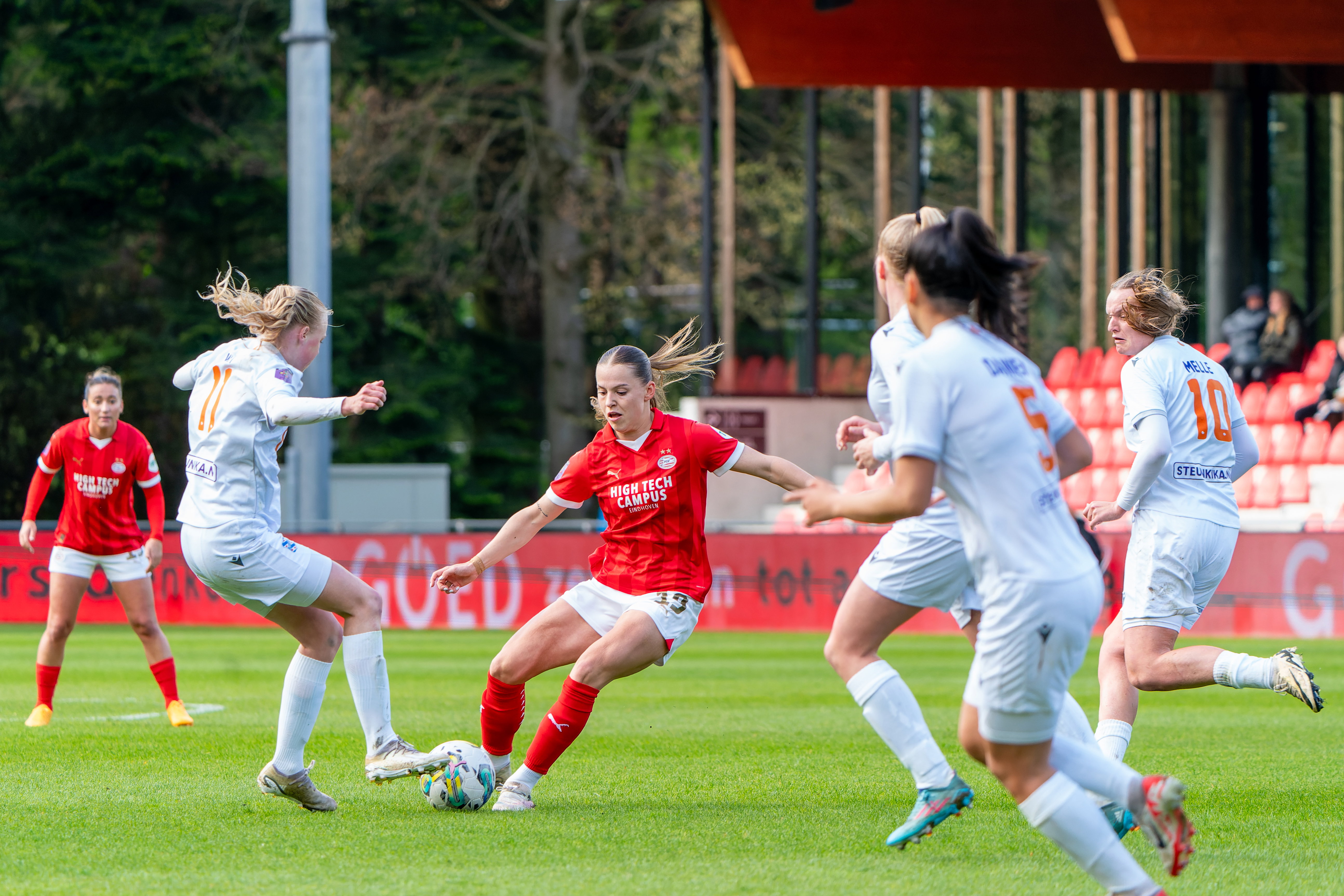Fleur Stoit (PSV) in het duel met SC Heerenveen
