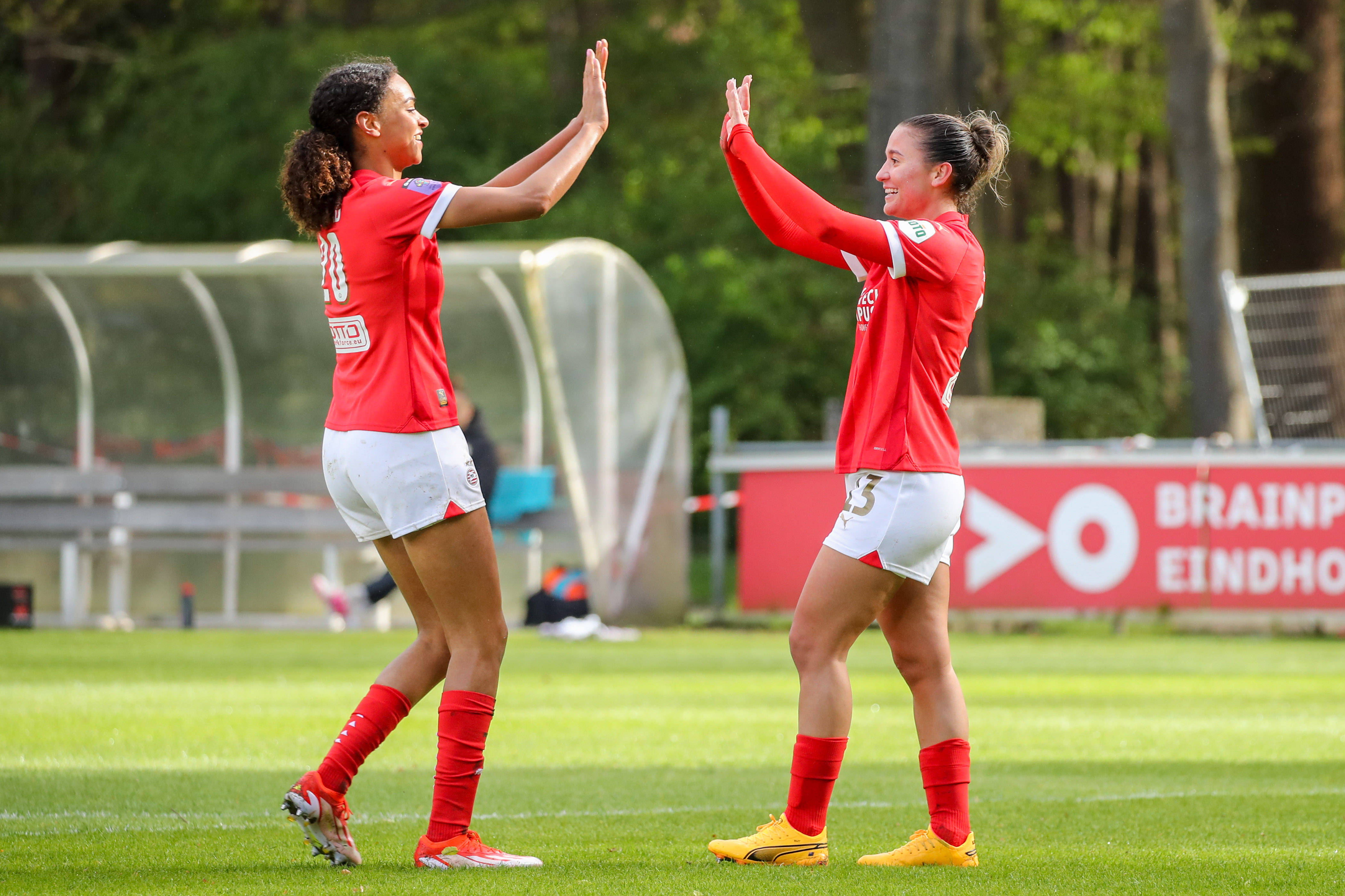 Indiah-Paige Riley juicht met Nina Nijstad na een PSV-goal