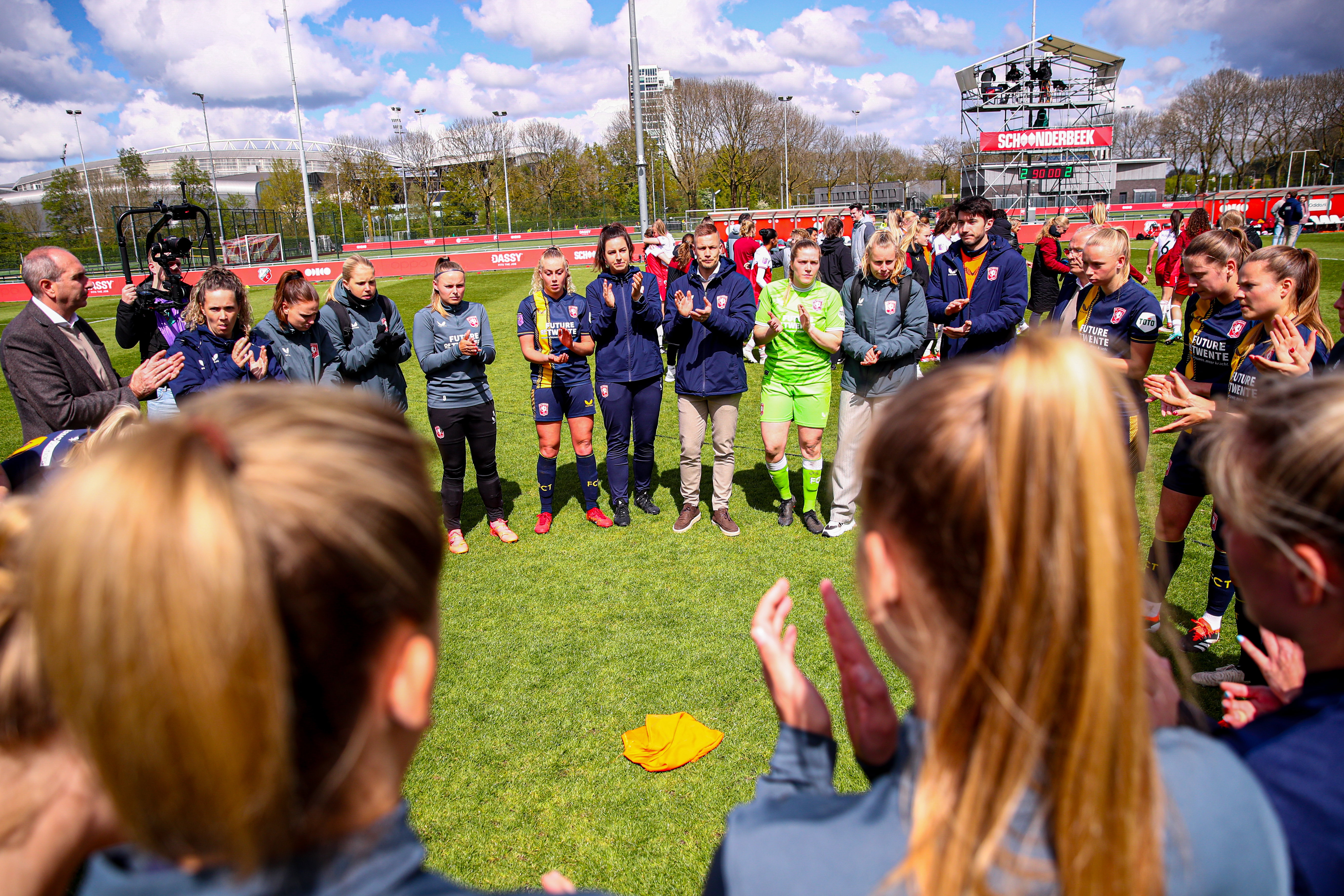 De speelsters en staf van FC Twente