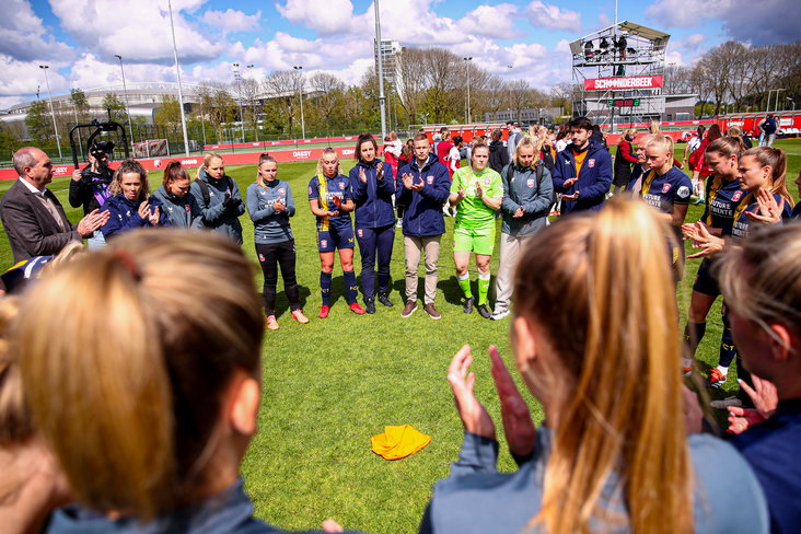 De speelsters en staf van FC Twente
