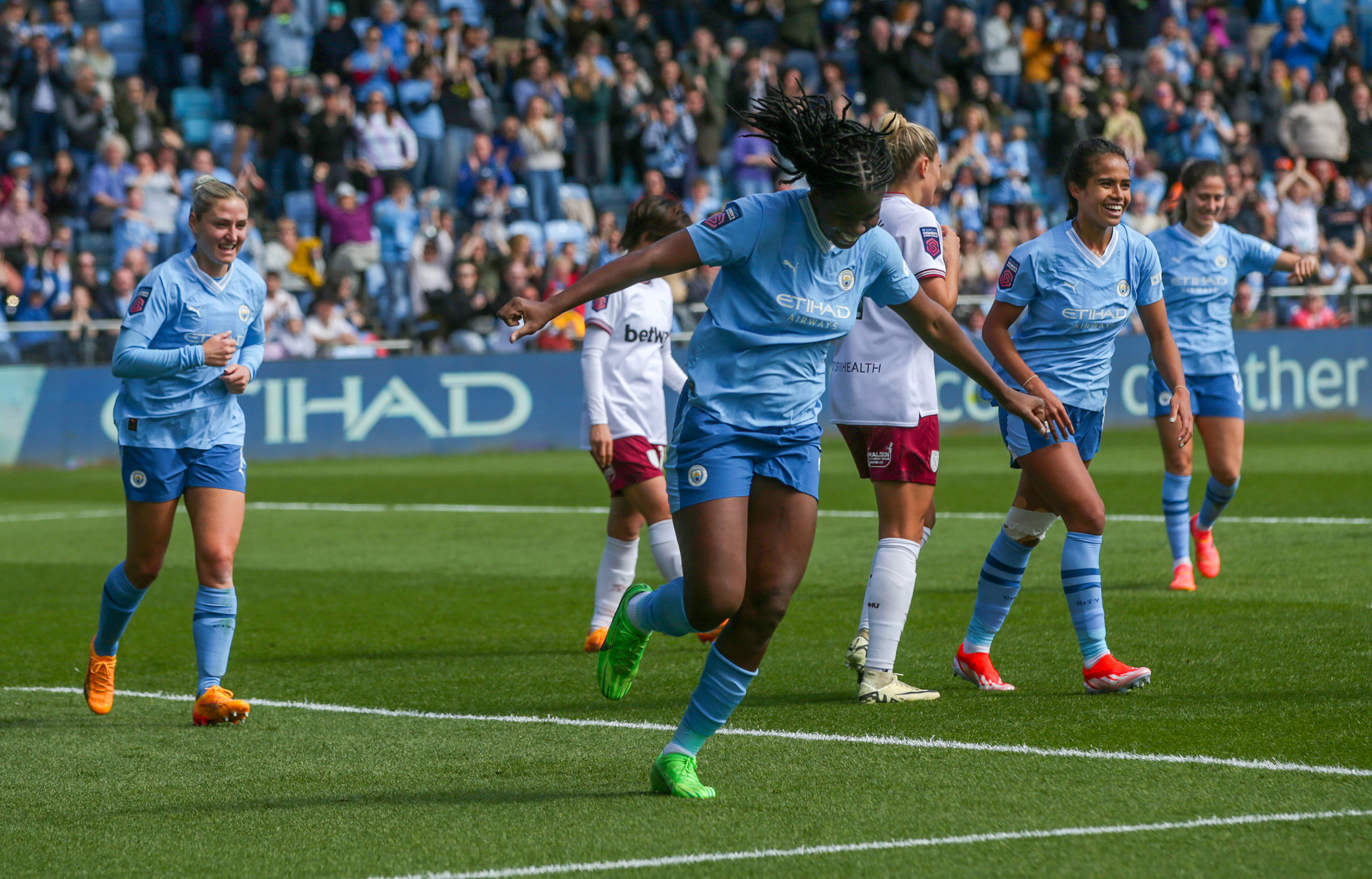 Khadija Shaw juicht na een goal voor Manchester City