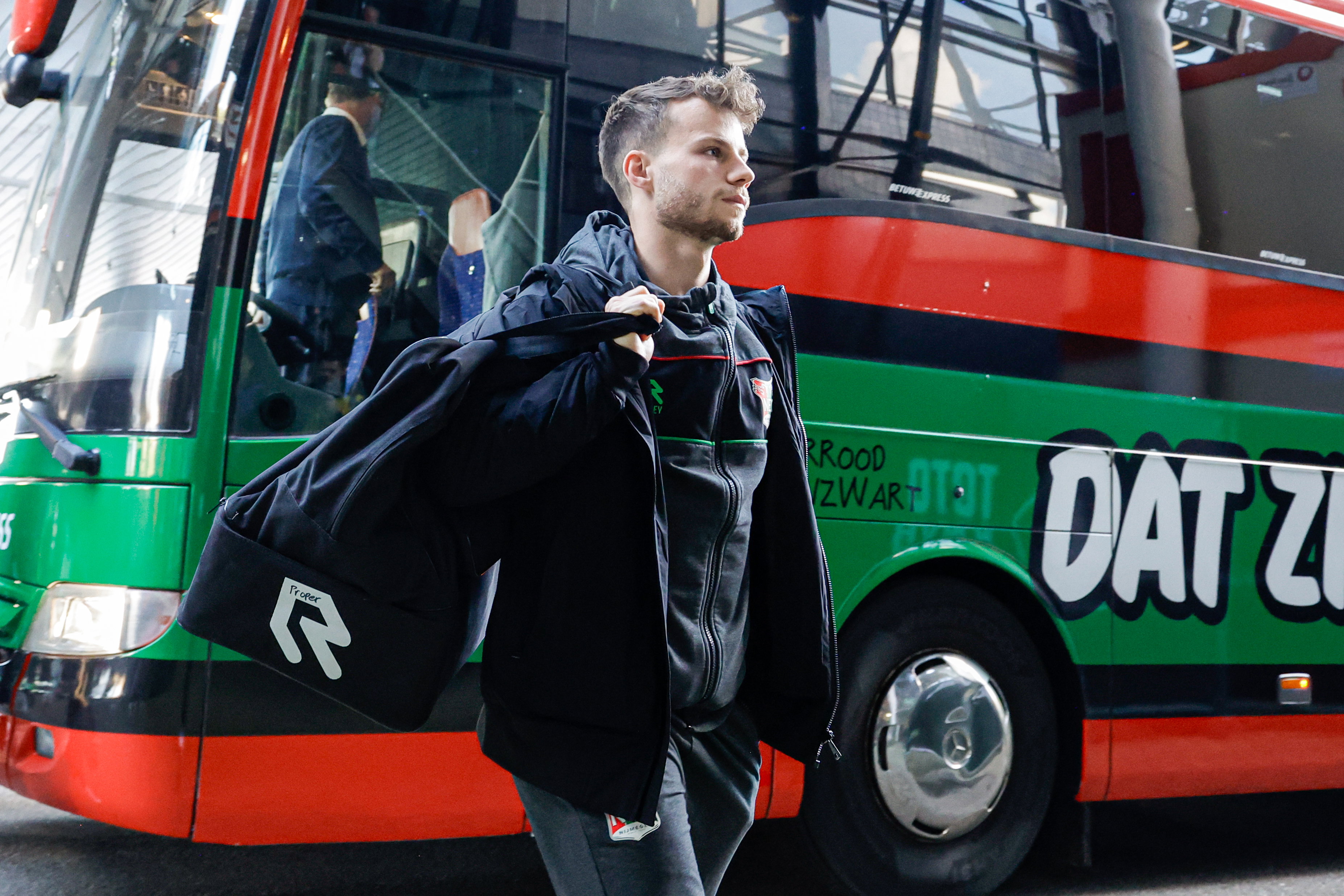 Bart van Rooij bij de spelersbus van NEC