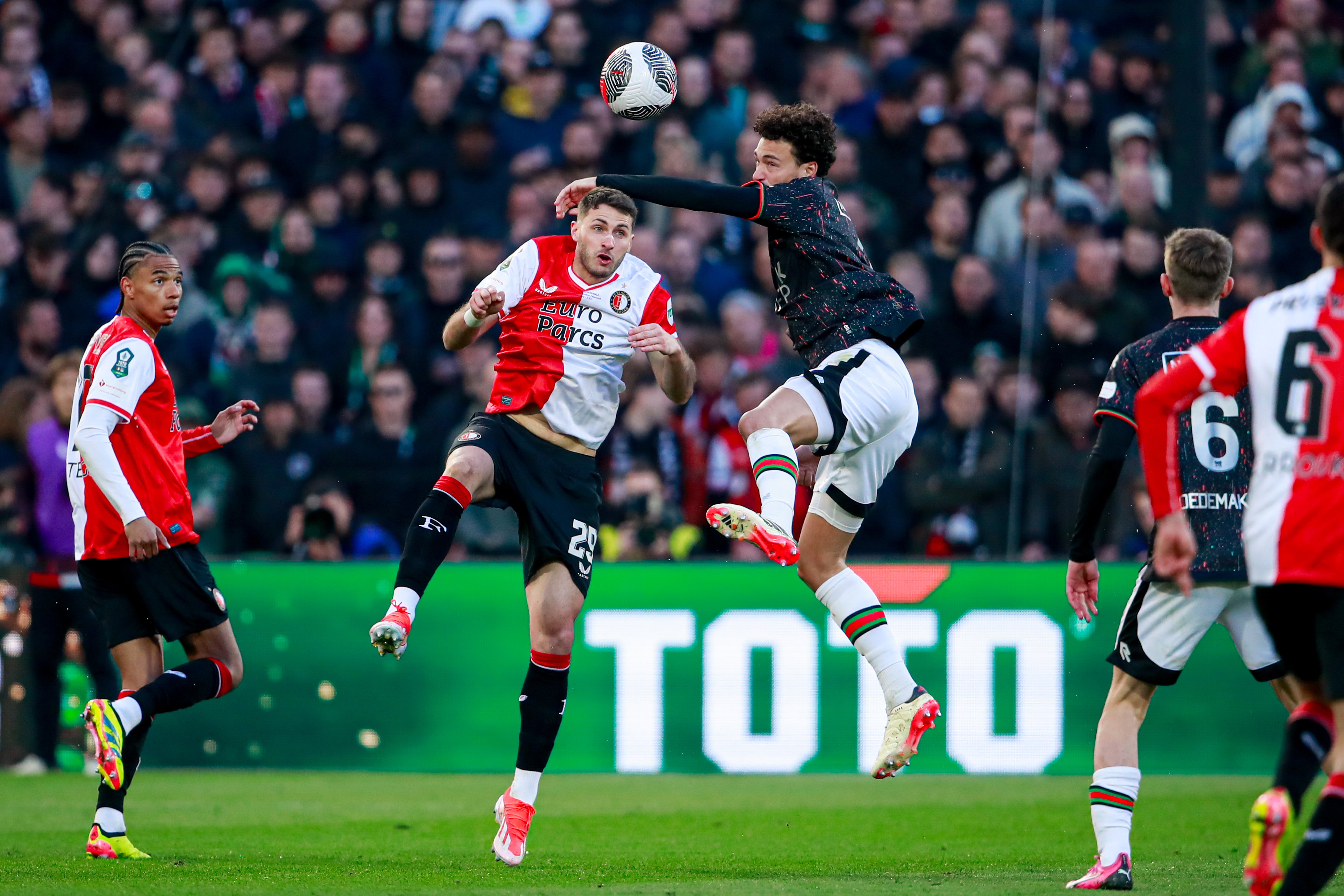 Santiago Giménez in duel met Philippe Sandler