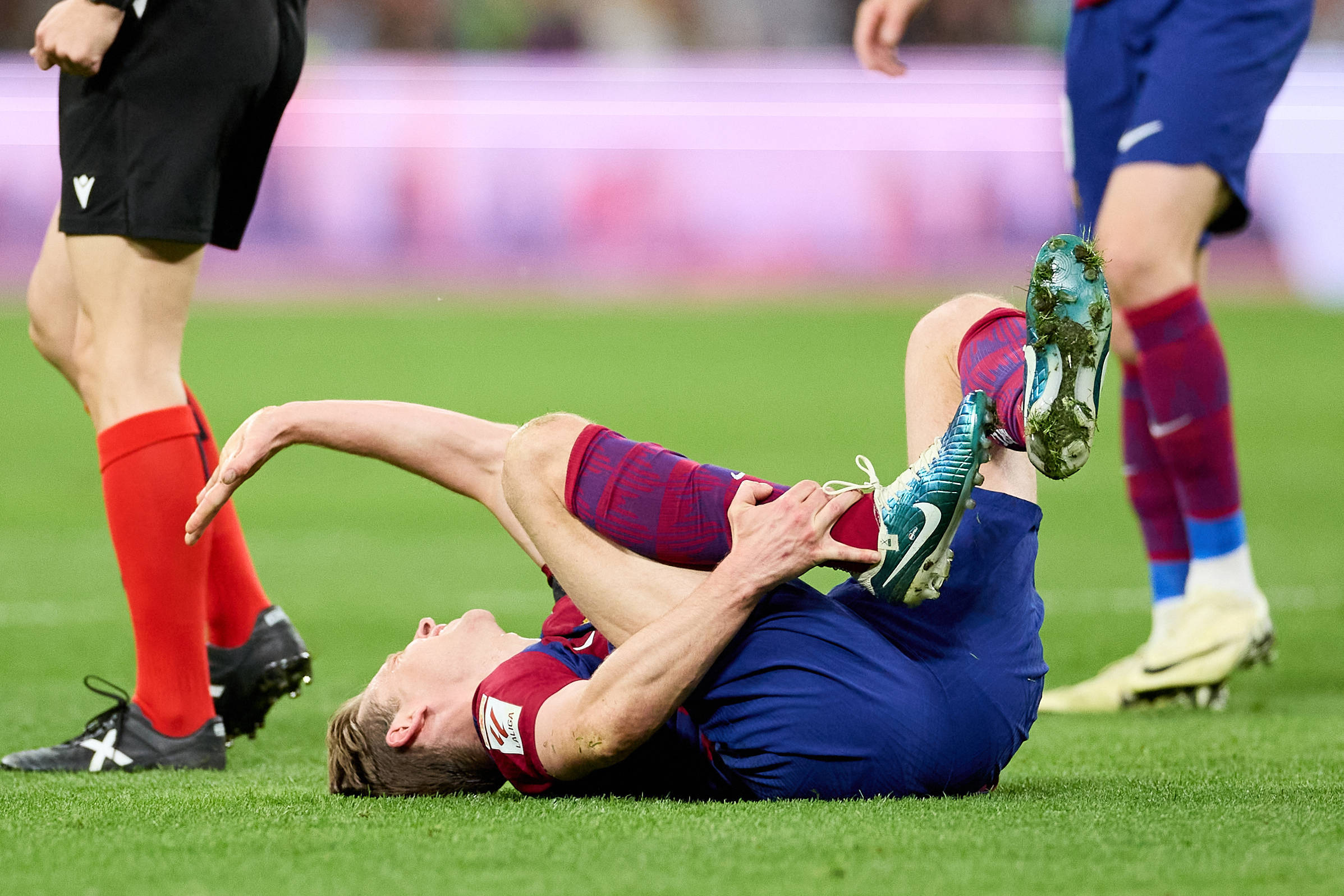 Frenkie de Jong grijpt naar zijn enkel