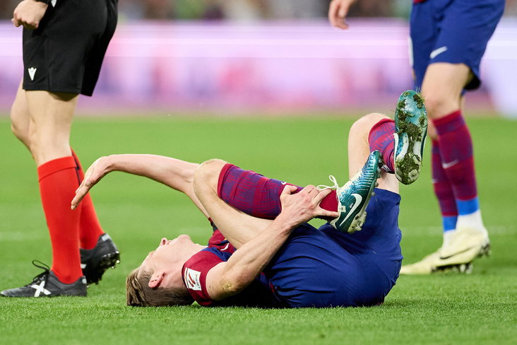 Frenkie de Jong grijpt naar zijn enkel