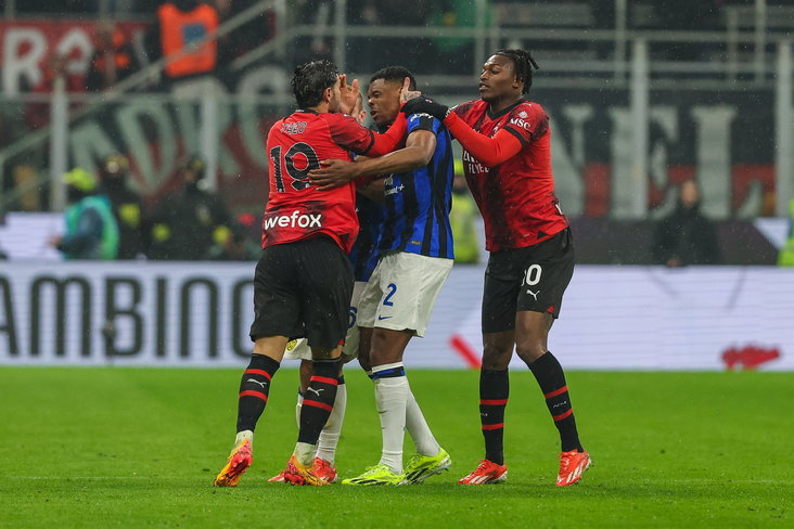 Denzel Dumfries tijdens AC Milan - Internazionale