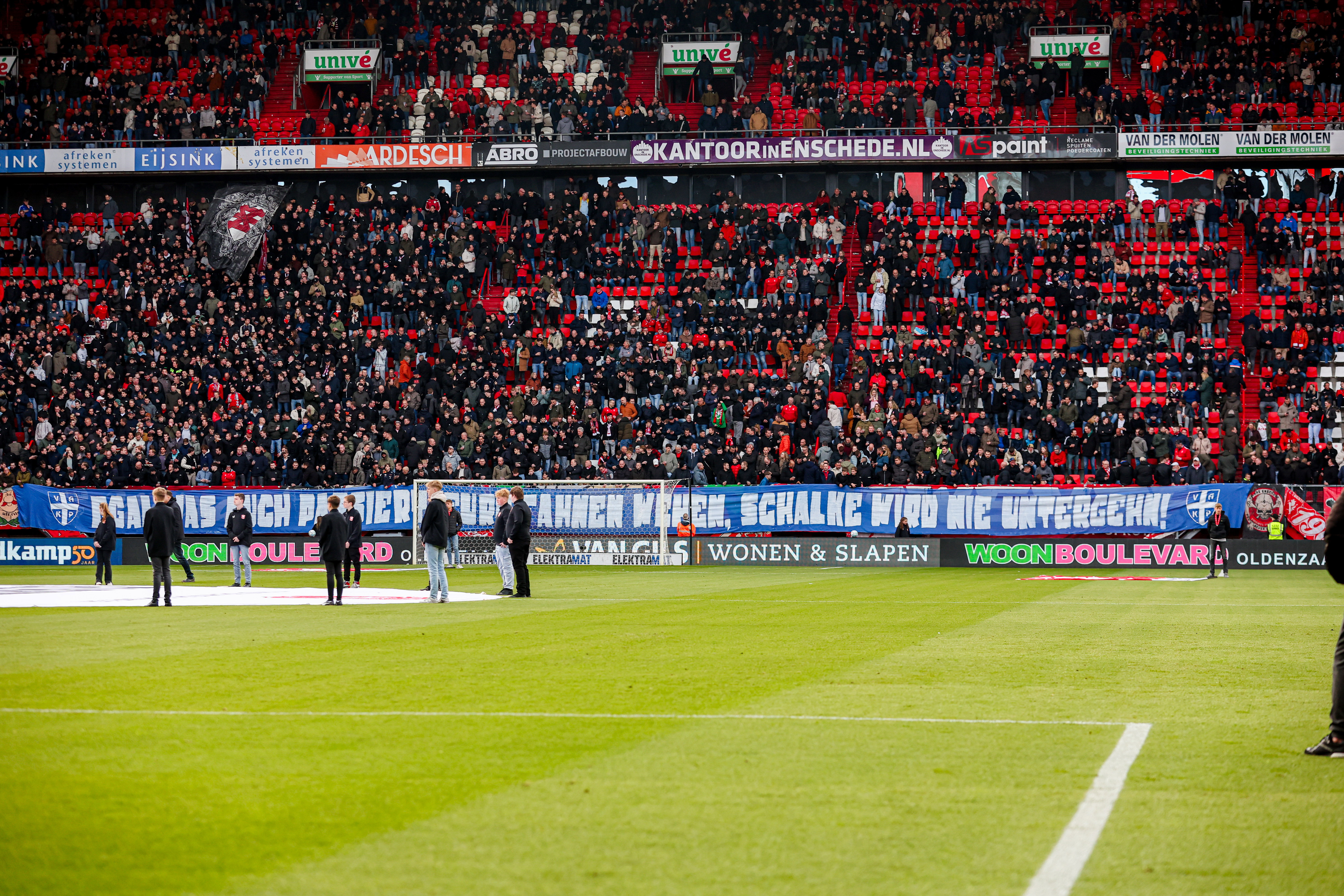 FC Twente-supporters met een spandoek voor Schalke 04