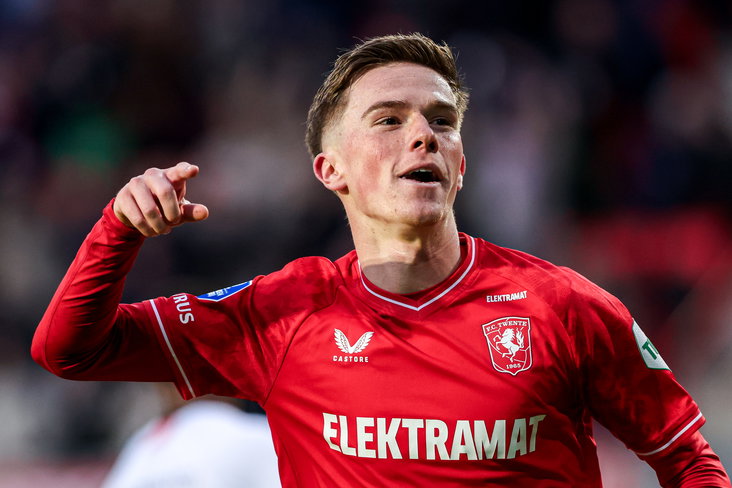 Daan Rots juicht na zijn treffer