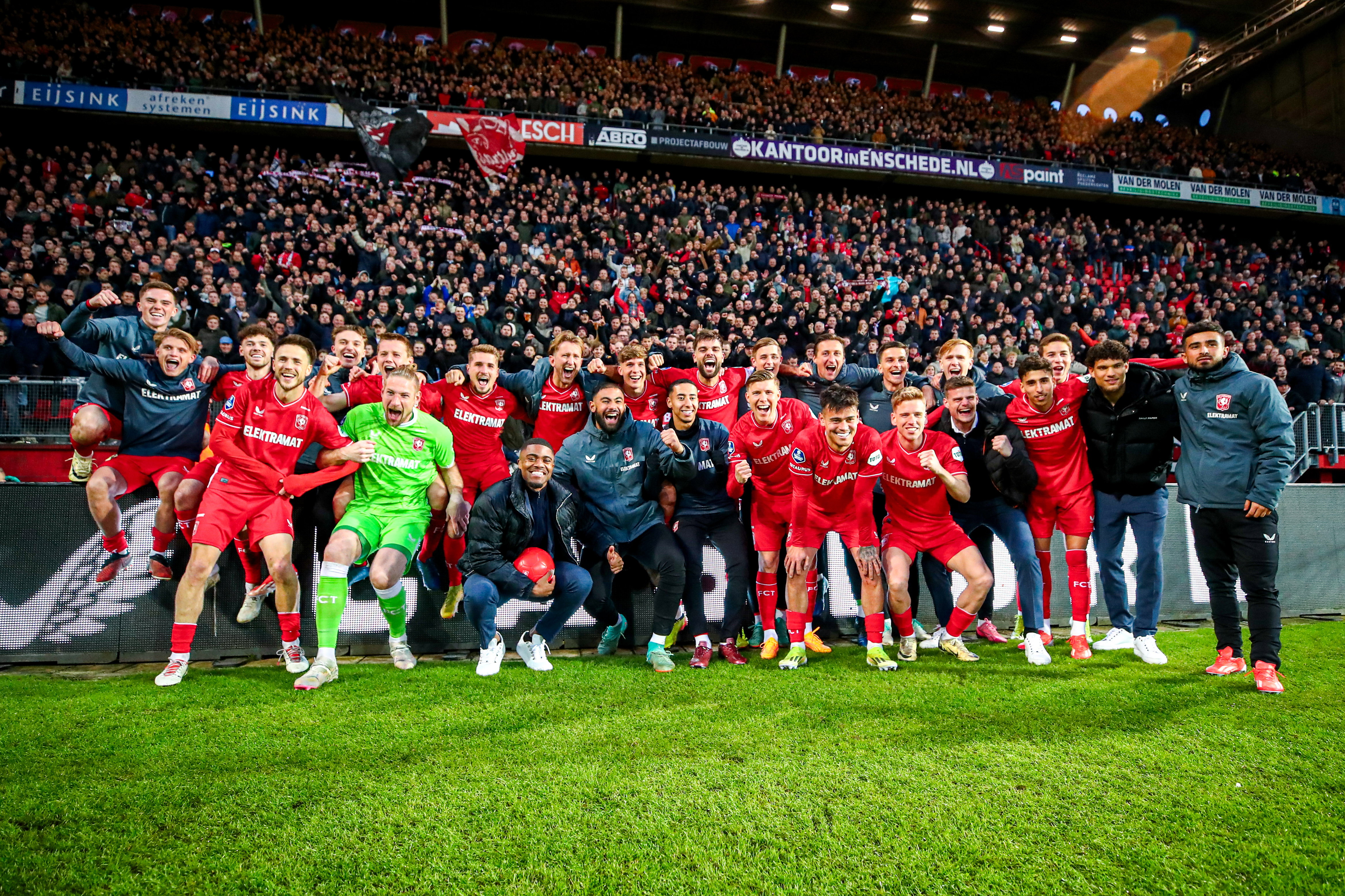De spelers van FC Twente vieren het behalen van Europees voetbal