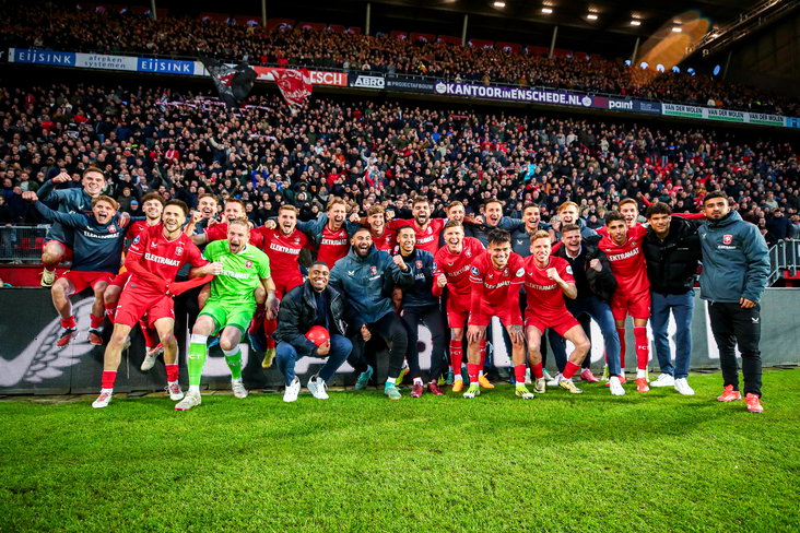 De spelers van FC Twente vieren het behalen van Europees voetbal