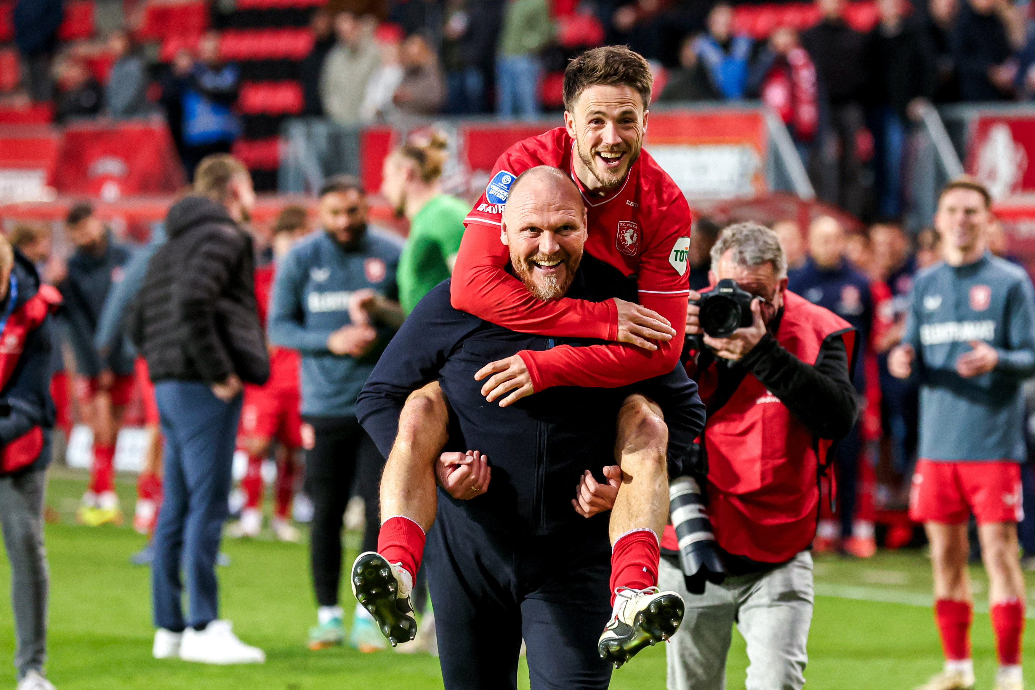 Ricky van Wolfswinkel springt op de rug van Joseph Oosting
