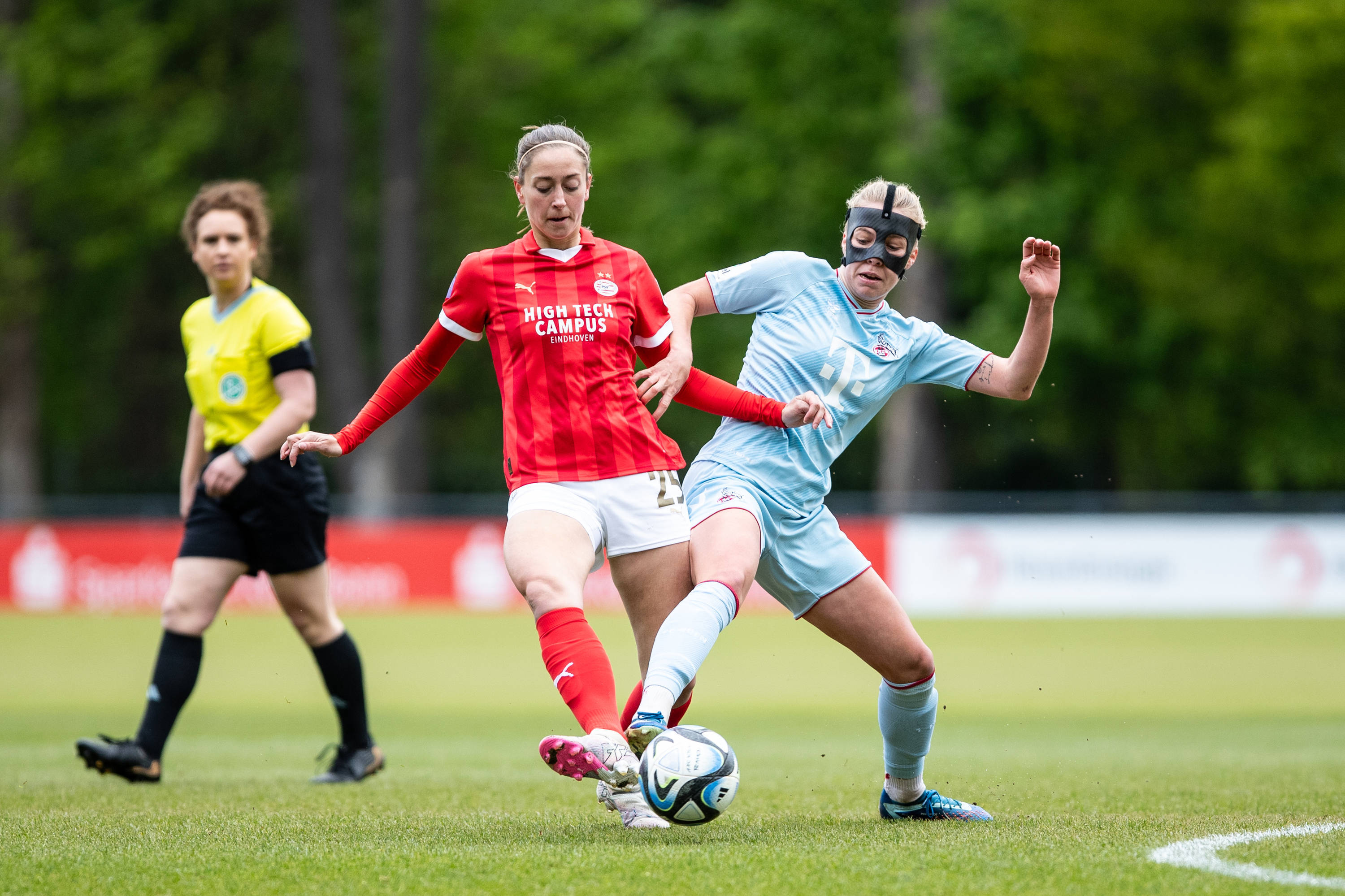 Suzanne Giesen in actie namens PSV