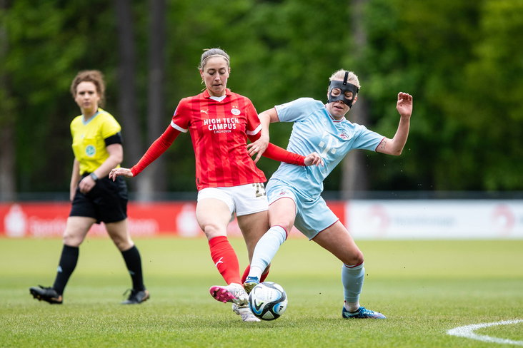 Suzanne Giesen in actie namens PSV