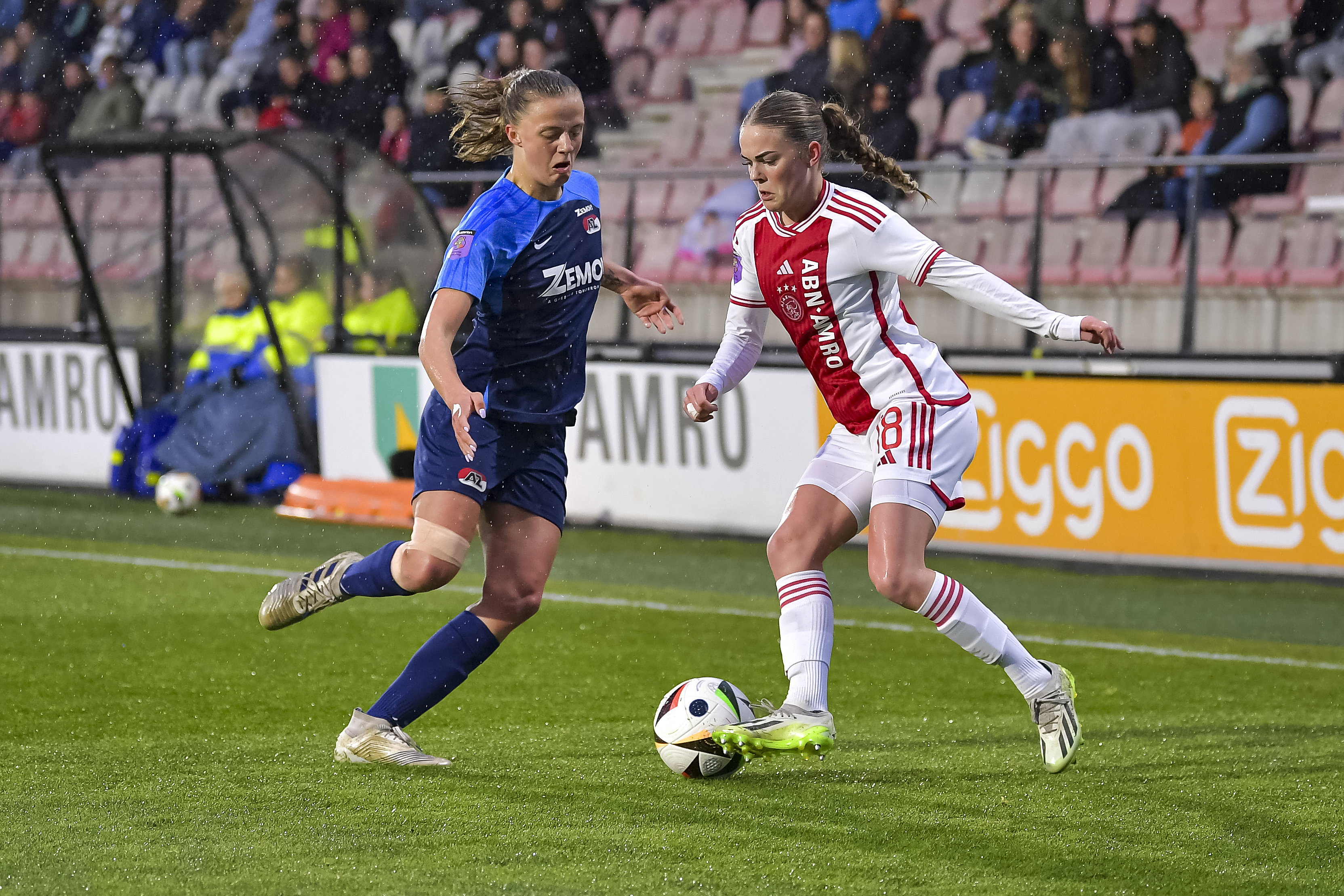 Veerle van der Most (AZ) in duel met Milicia Keijzer (Ajax)