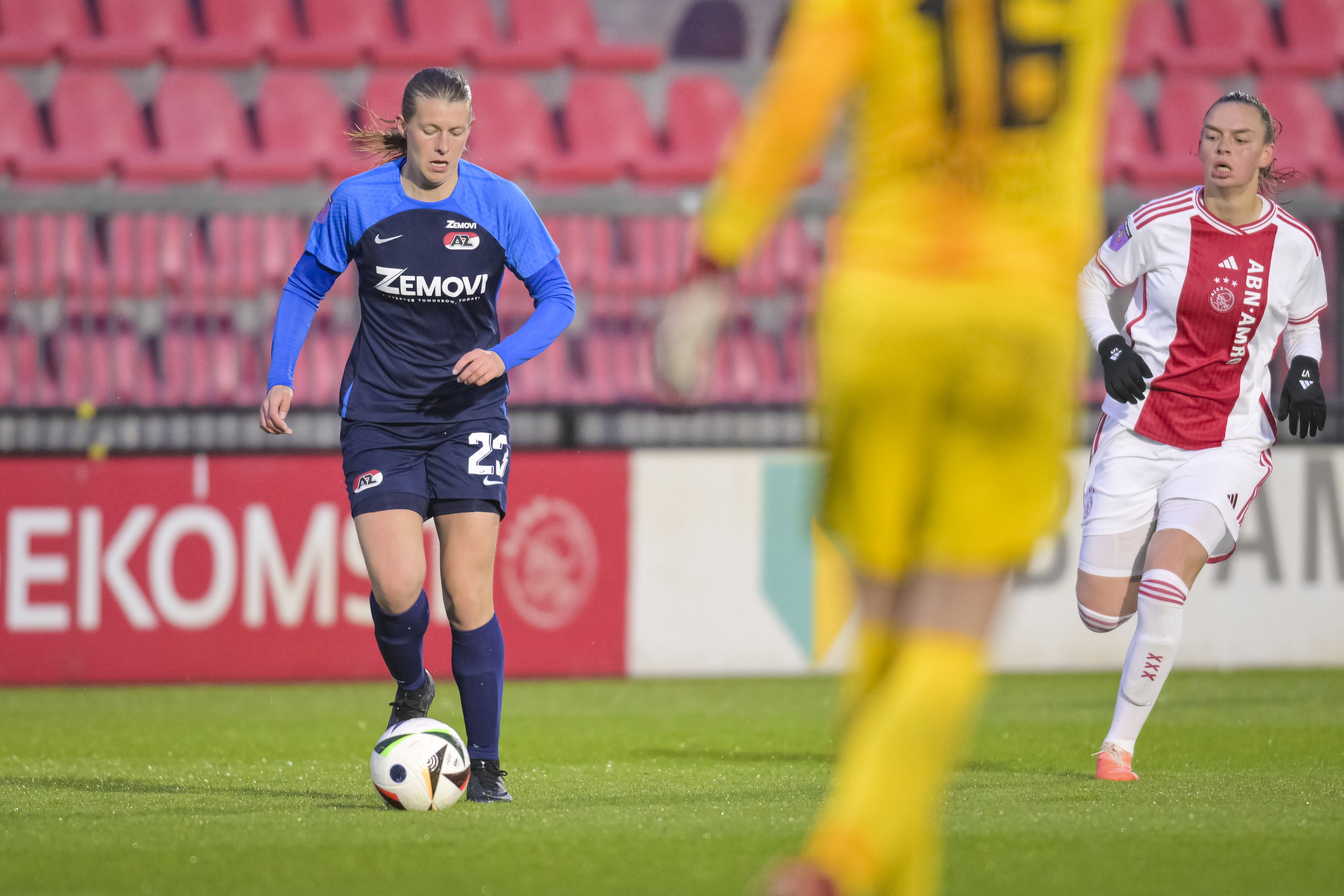 Maudy Stoop (AZ) aan de bal in de wedstrijd tegen Ajax