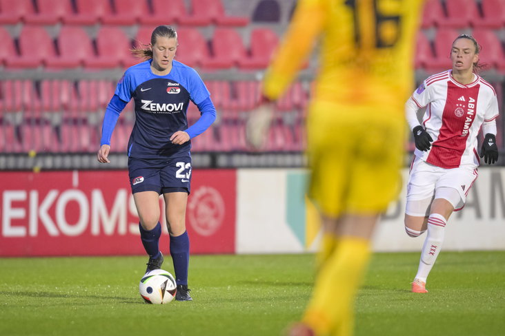 Maudy Stoop (AZ) aan de bal in de wedstrijd tegen Ajax