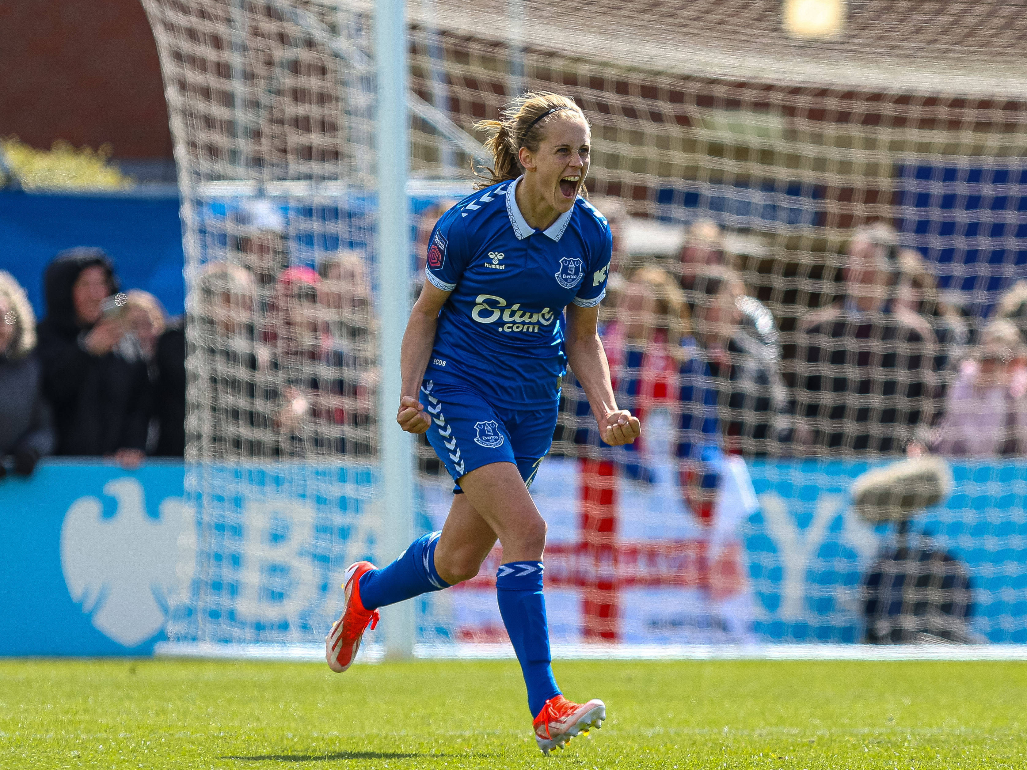 Katja Snoeijs juicht na de goal van Everton