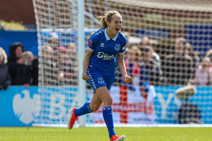 Katja Snoeijs juicht na de goal van Everton
