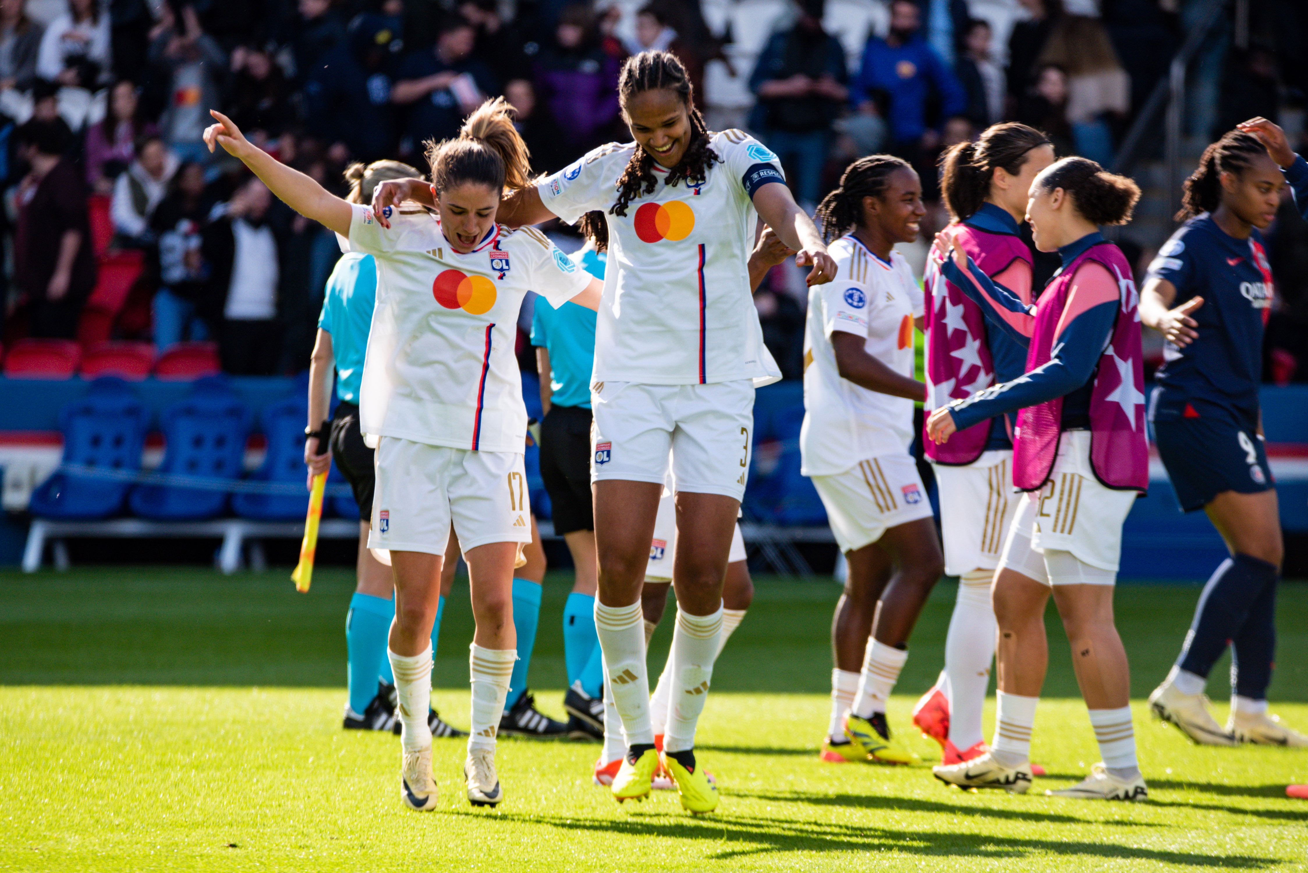 Daniëlle van de Donk en Wendie Renard (Olympique Lyon) vieren een feestje