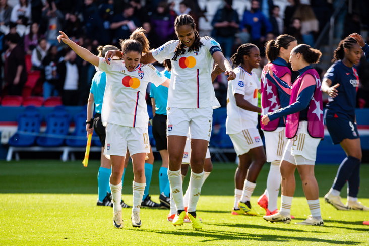 Daniëlle van de Donk en Wendie Renard (Olympique Lyon) vieren een feestje